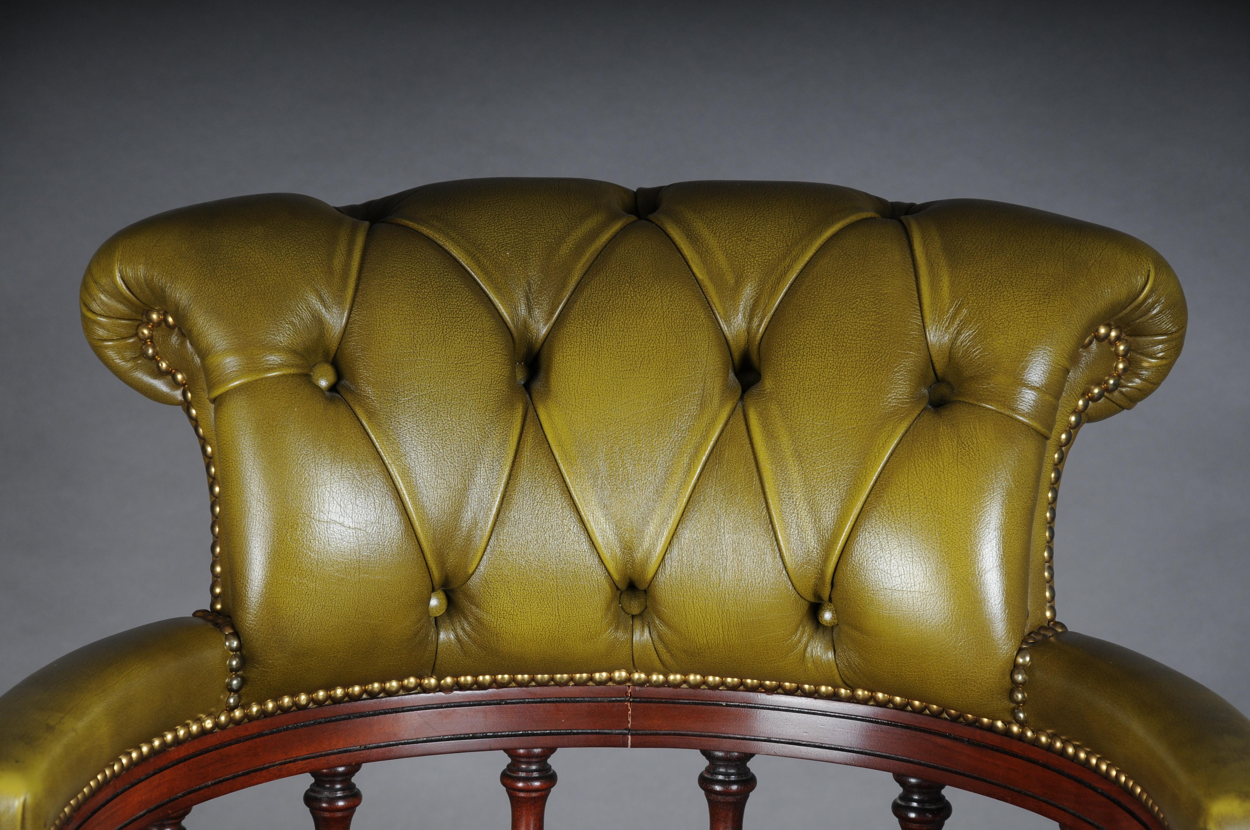 20ème siècle, fauteuil capitaine en cuir anglais

Fauteuil anglais classique / fauteuil en cuir
Corps en bois massif et teinté acajou. Fonction de pivotement et d'assise pivotante.
L'assise et le dossier sont recouverts de cuir anglais classique.

 