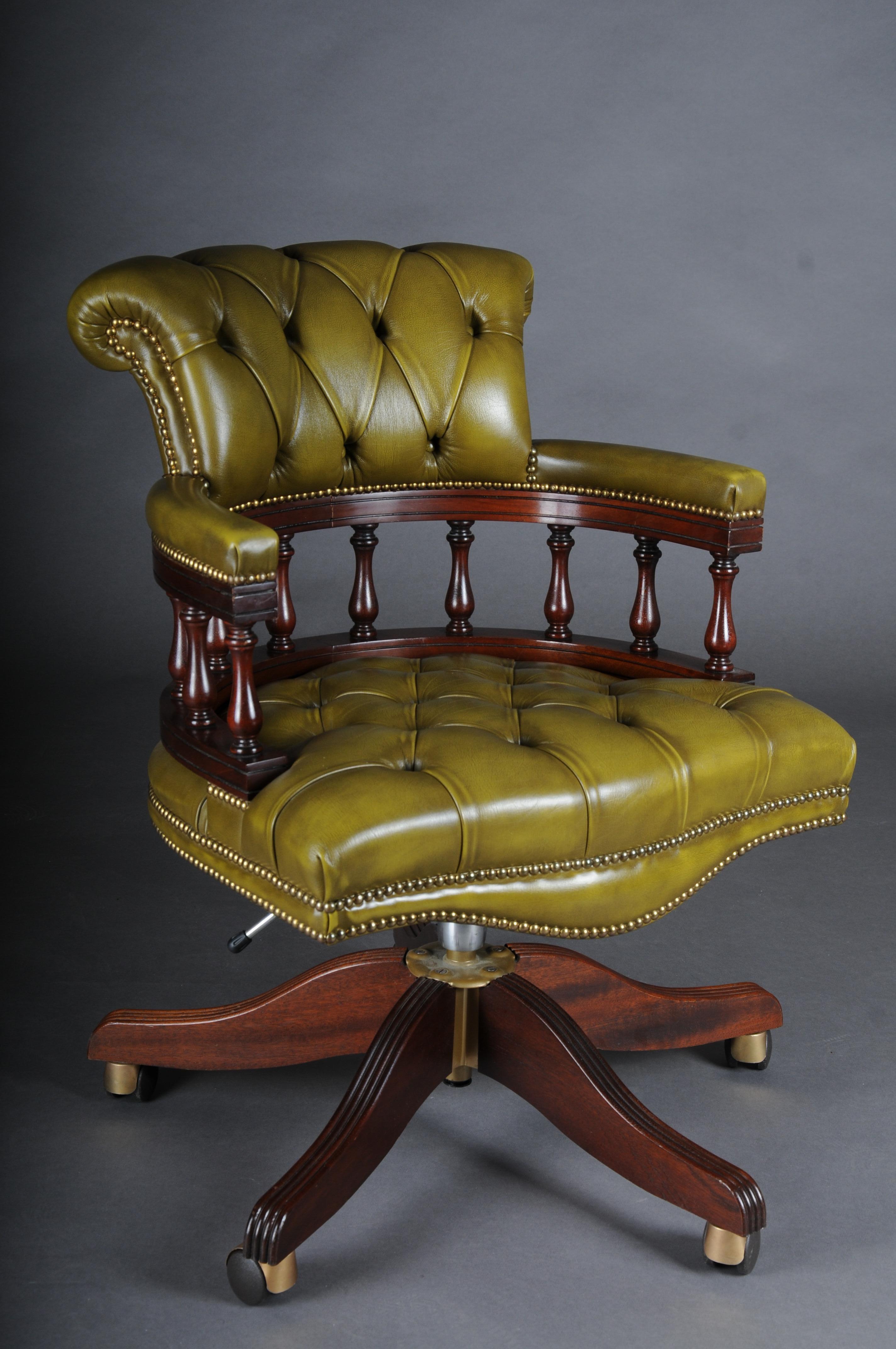20th Century, Captain chair English Armchair Leather In Good Condition For Sale In Berlin, DE