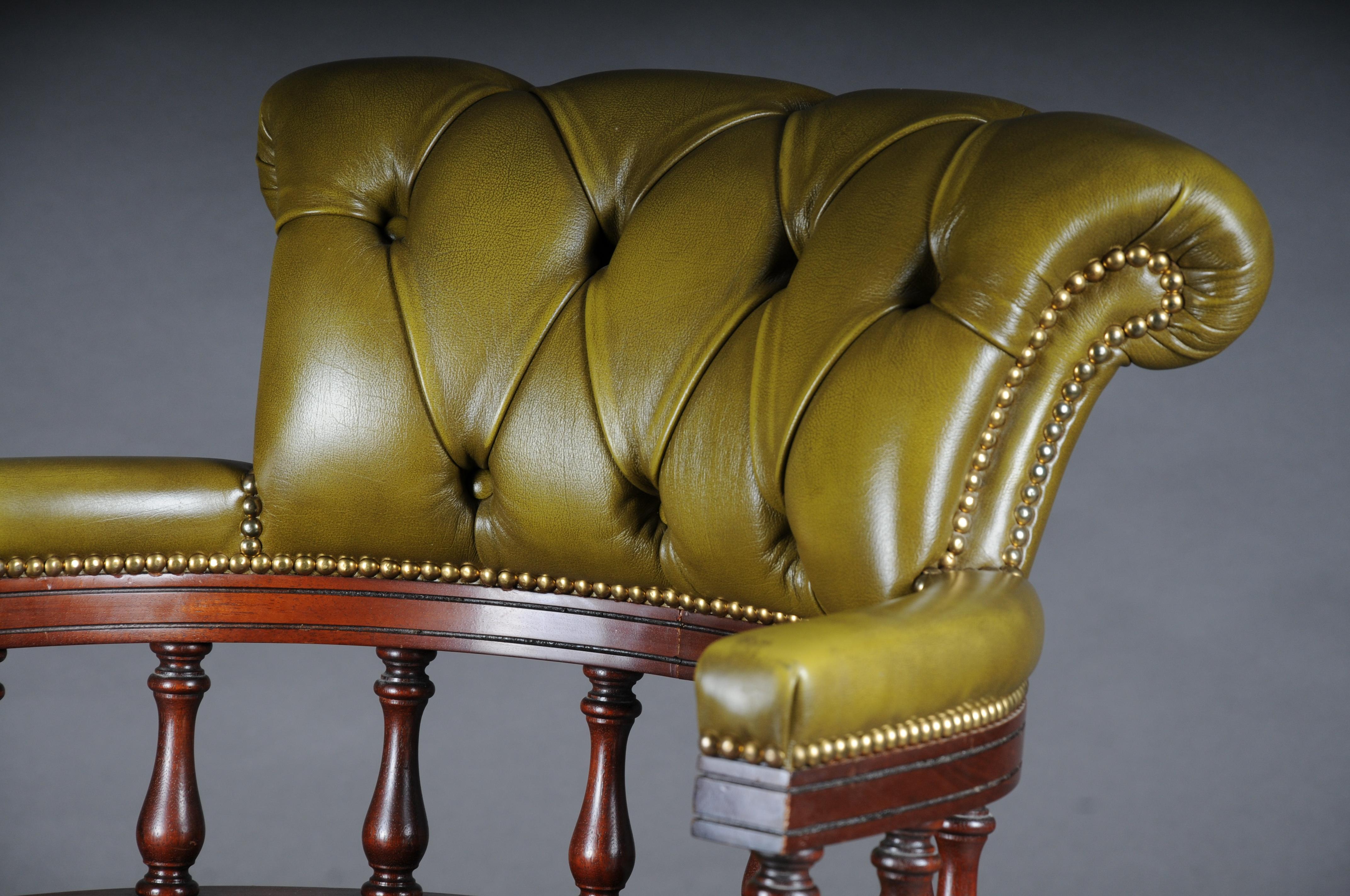 20th Century, Captain chair English Armchair Leather For Sale 4