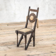 20. Jahrhundert, Carlo Bugatti Stuhl aus Holz und Kupfer, 1900