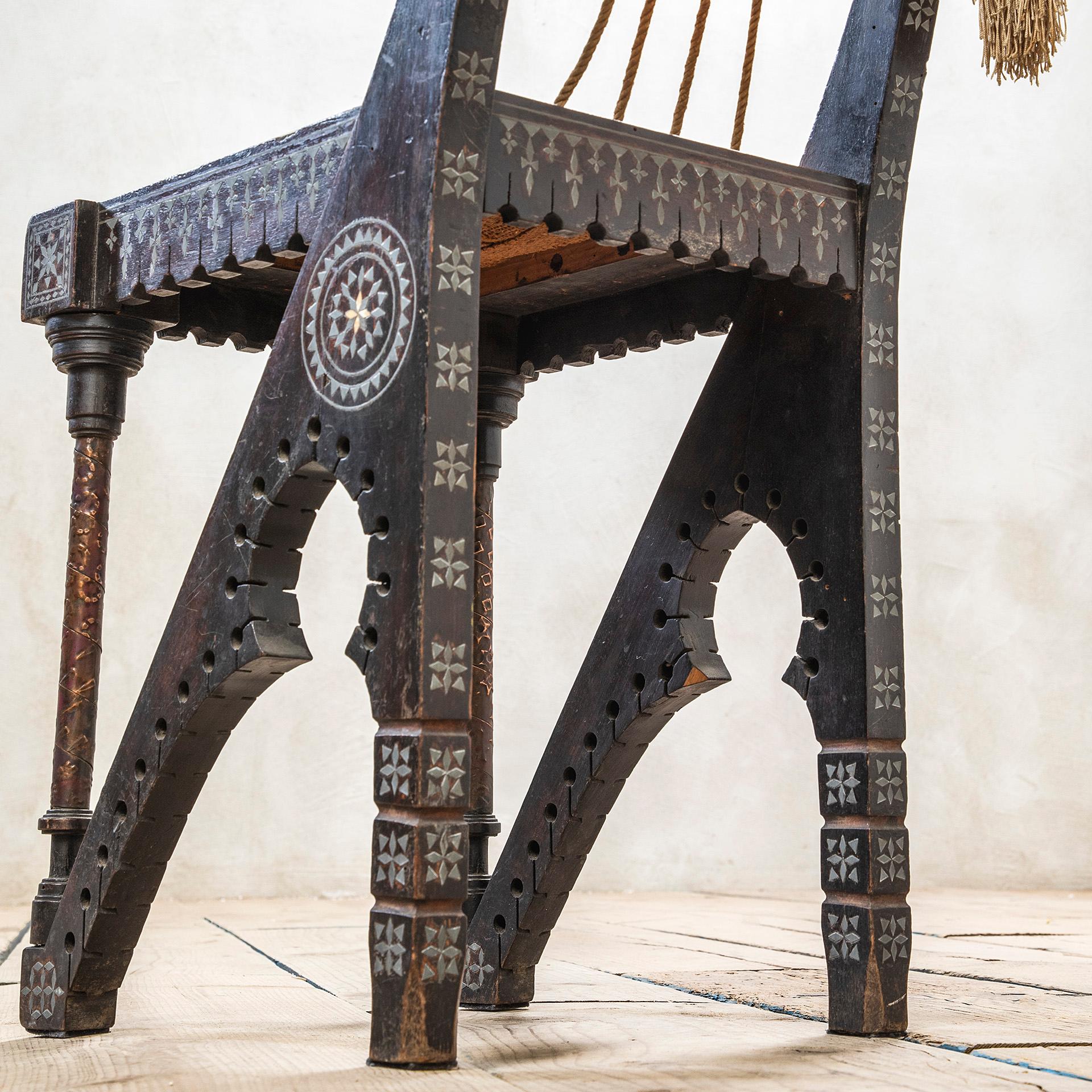 20. Jahrhundert, Carlo Bugatti Stuhl aus Holz und Kupfer, 1900 (Early 20th Century) im Angebot