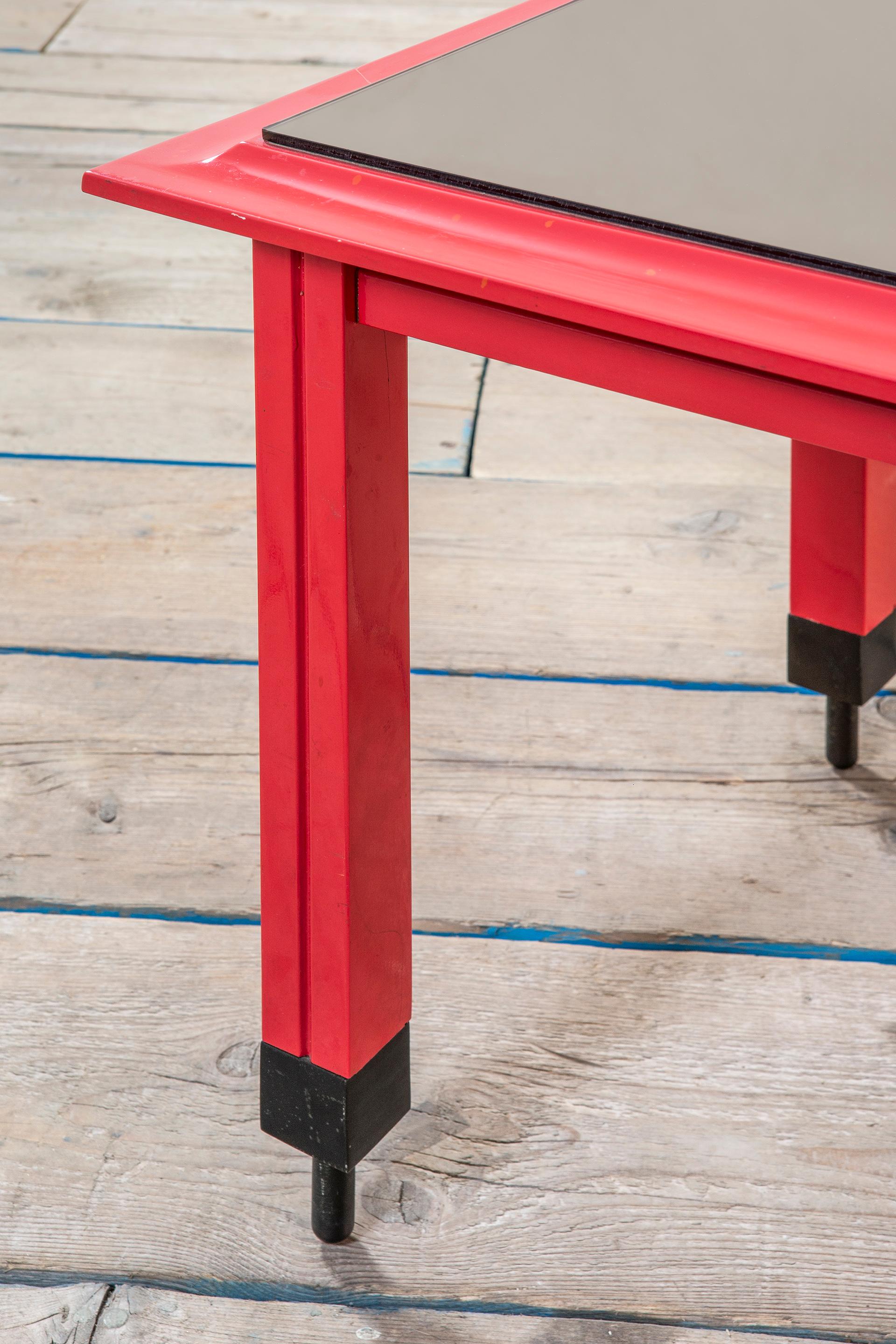 Laqué Table basse Carlo de Carli du 20ème siècle en bois laqué rouge et plateau en verre, années 60 en vente