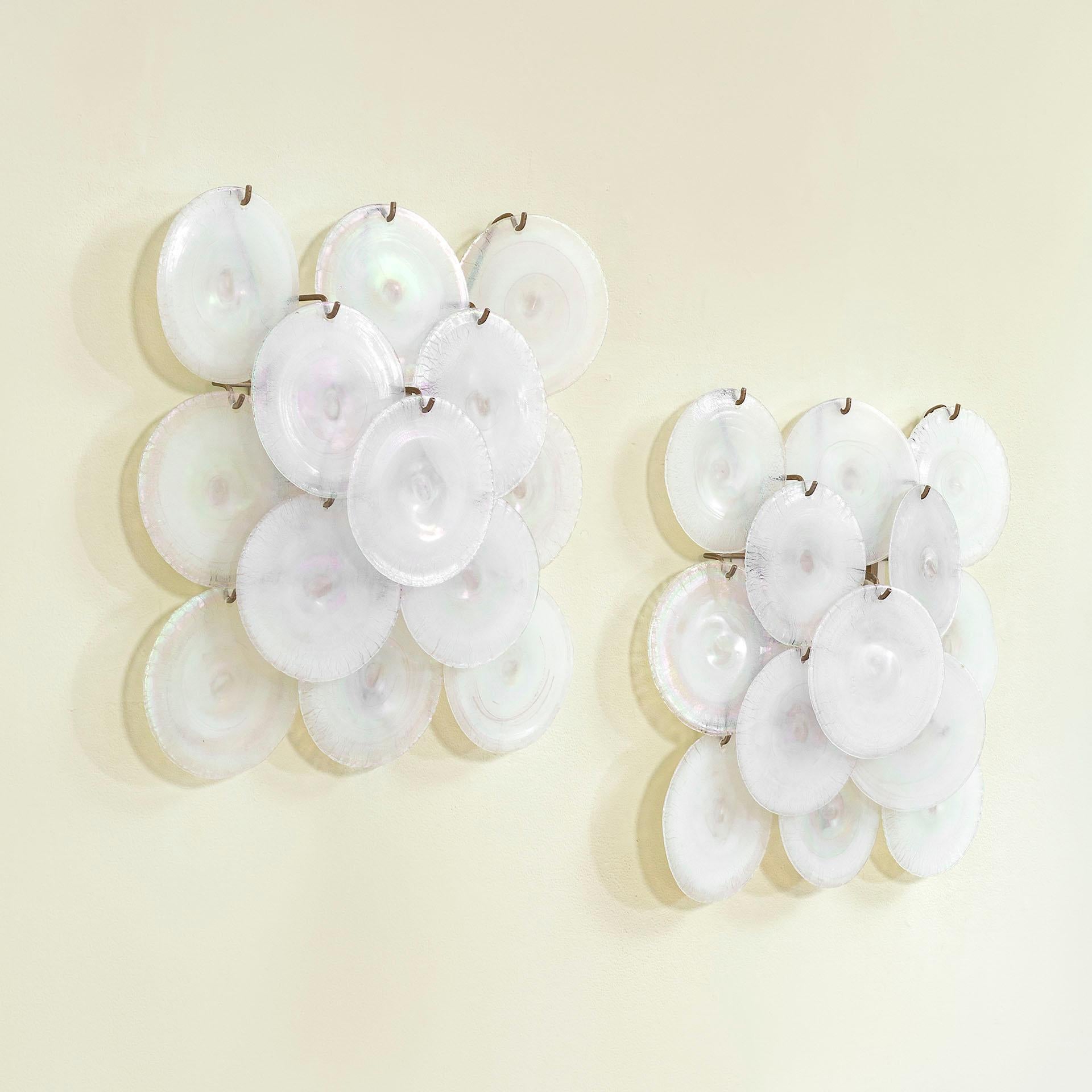 Le designer italien Carlo Nason est né en 1935 à Murano, dans une famille de verriers experts. Dès son plus jeune âge, le jeune Nason a été formé à l'art du soufflage du verre, apprenant à la fois les propriétés du matériau et les techniques