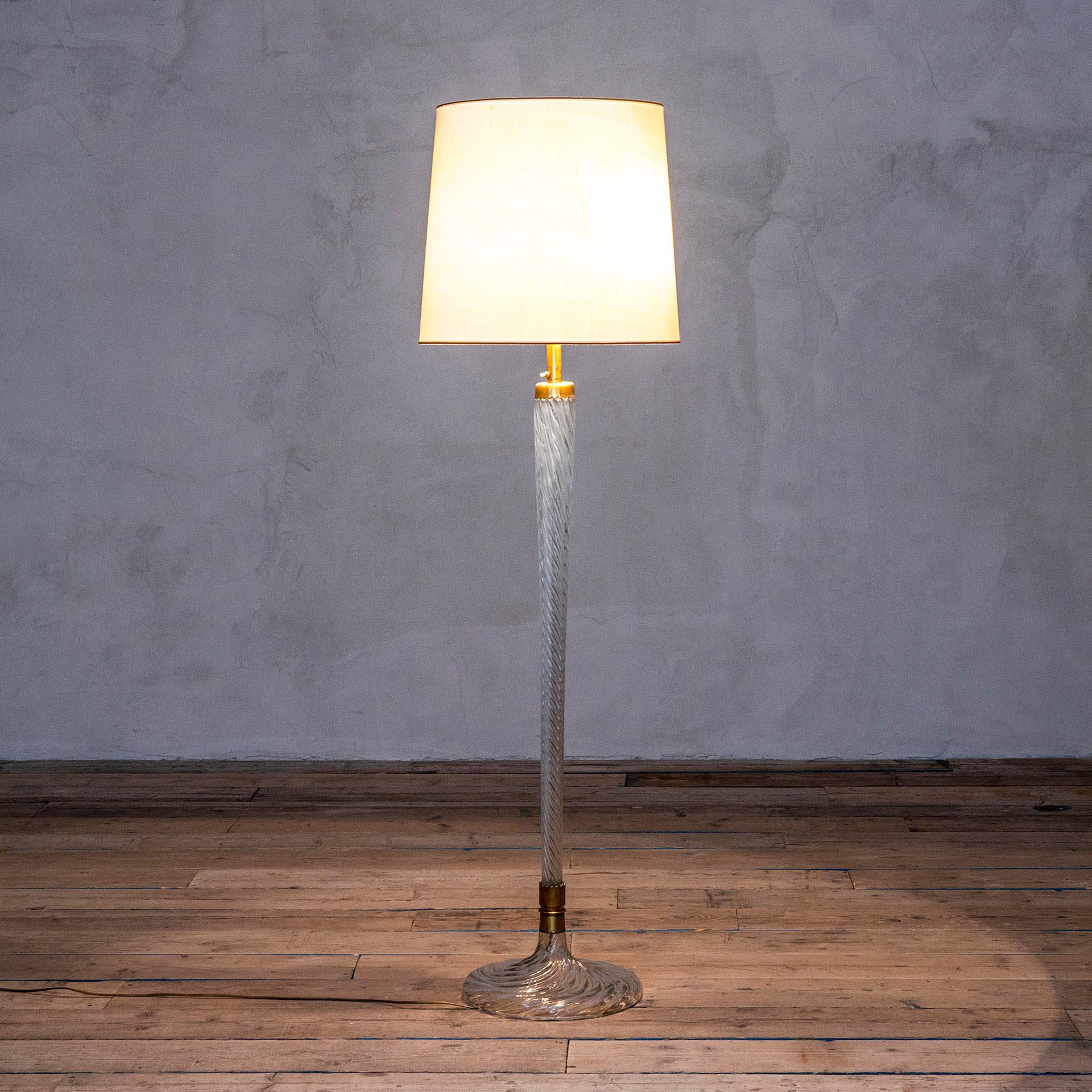 Amazing floor lamp designed by the designer and architect Carlo Scarpa for the very famous House og Italian Glass Venini. The floor lamp was designed in '40s. The lamp has a very peculiar circular base in Murano Glass, made with the technique of