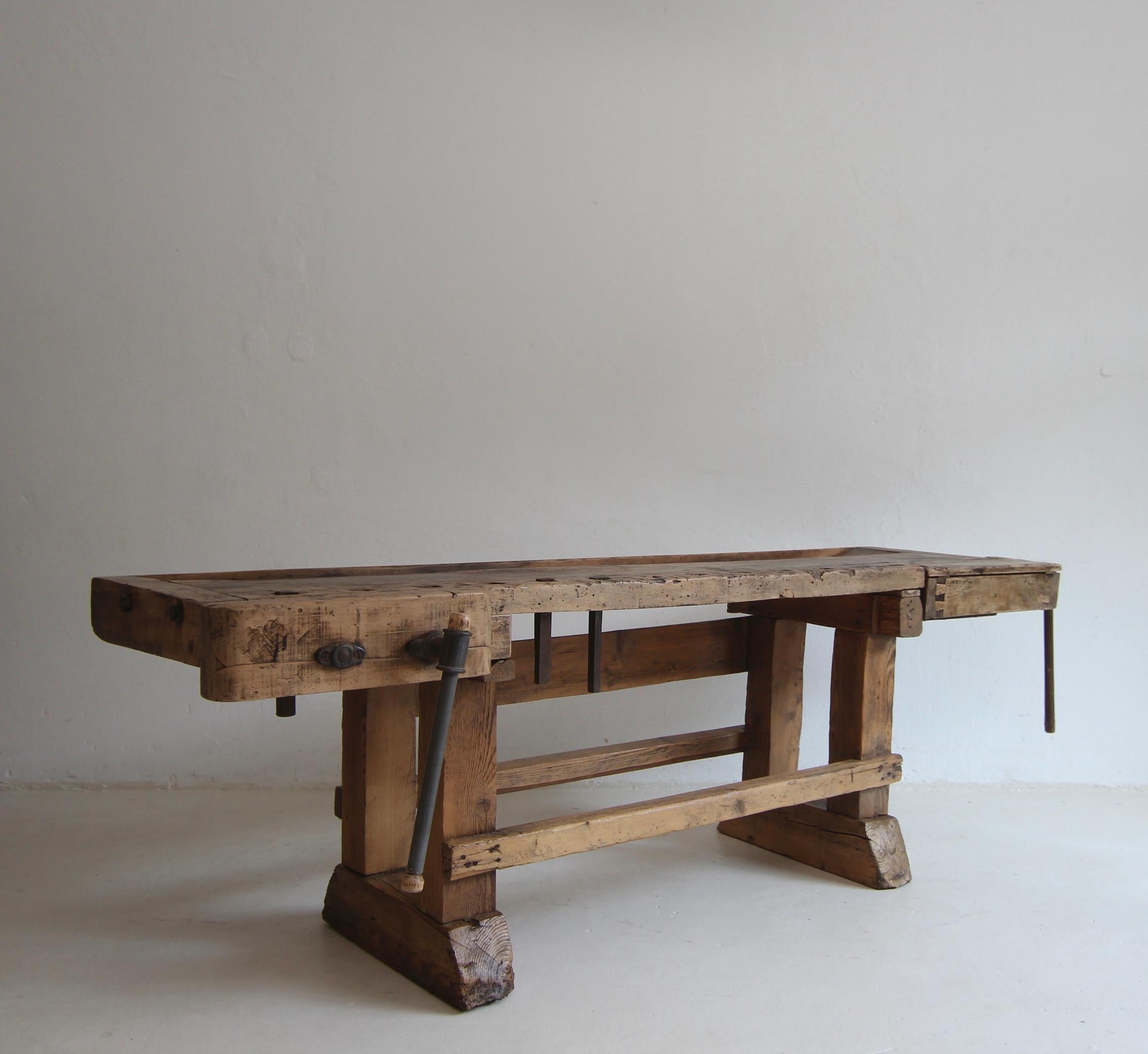 Banco da lavoro industriale o da falegname degli anni 1920/1930. Legno massiccio di quercia e pino con un'attraente patina. Restaurato a regola d'arte.

Un pezzo unico estremamente decorativo. Ideale come consolle, tavolo da lavoro in cucina, con