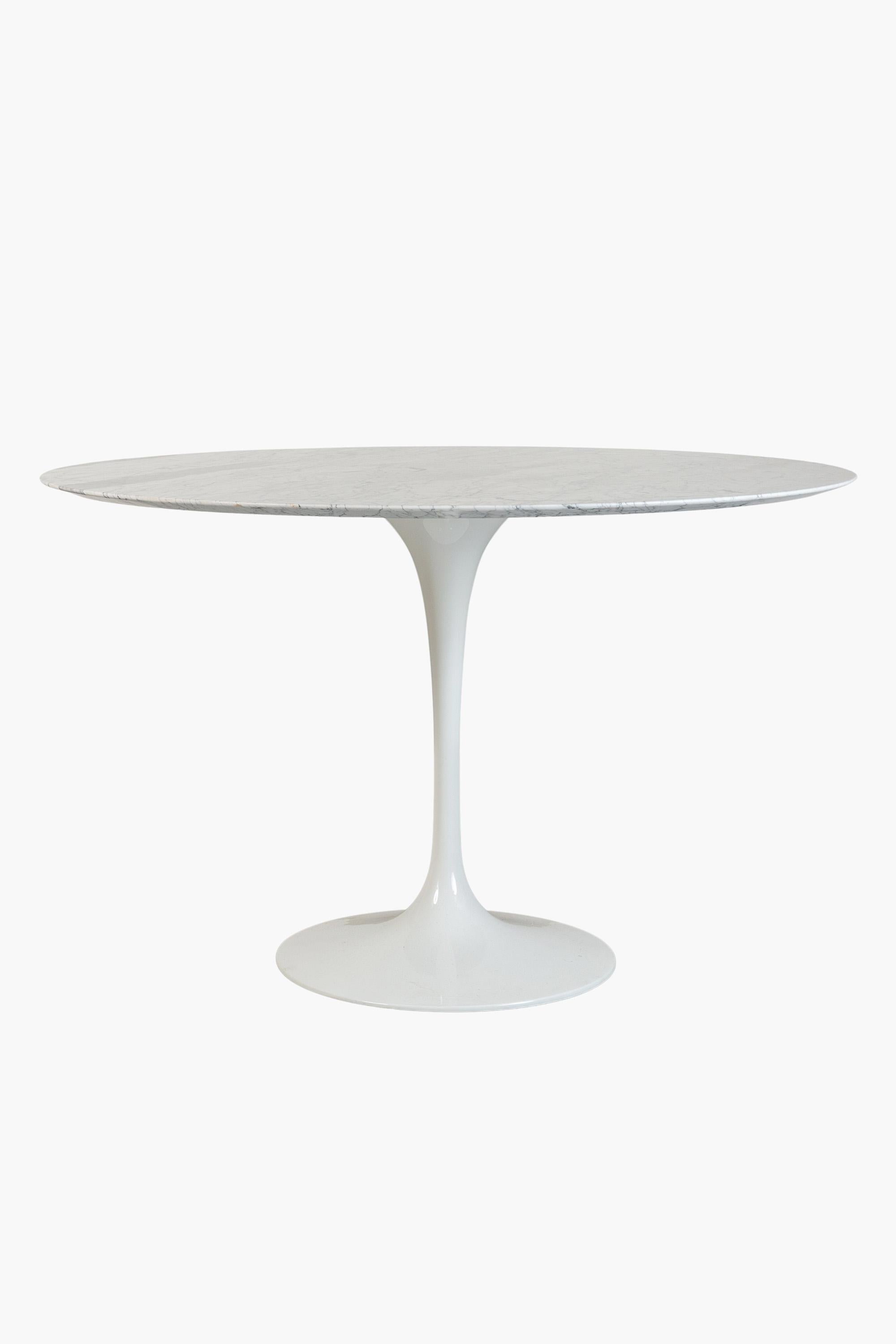 Mid-Century Modern 20th Century Carrara Marble Tulip Table by Eero Sarinen For Sale