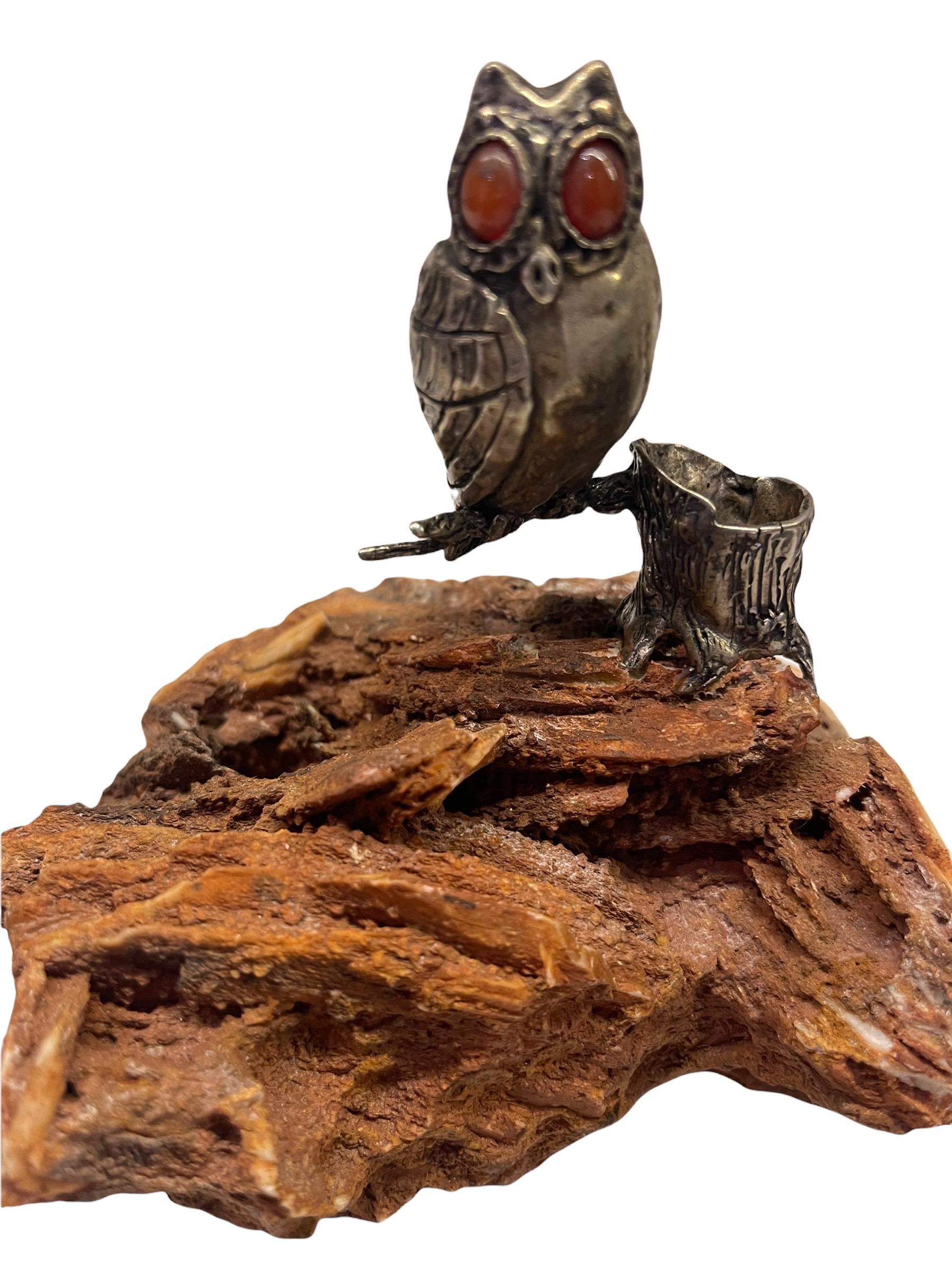 Figurine de chouette en argent Cartier du 20e siècle perchée sur un tronc. Il est marqué sur une plaque d'argent et monté sur un spécimen de minéral orange Creedite. Les yeux du hibou sont en pierre de Malachite.