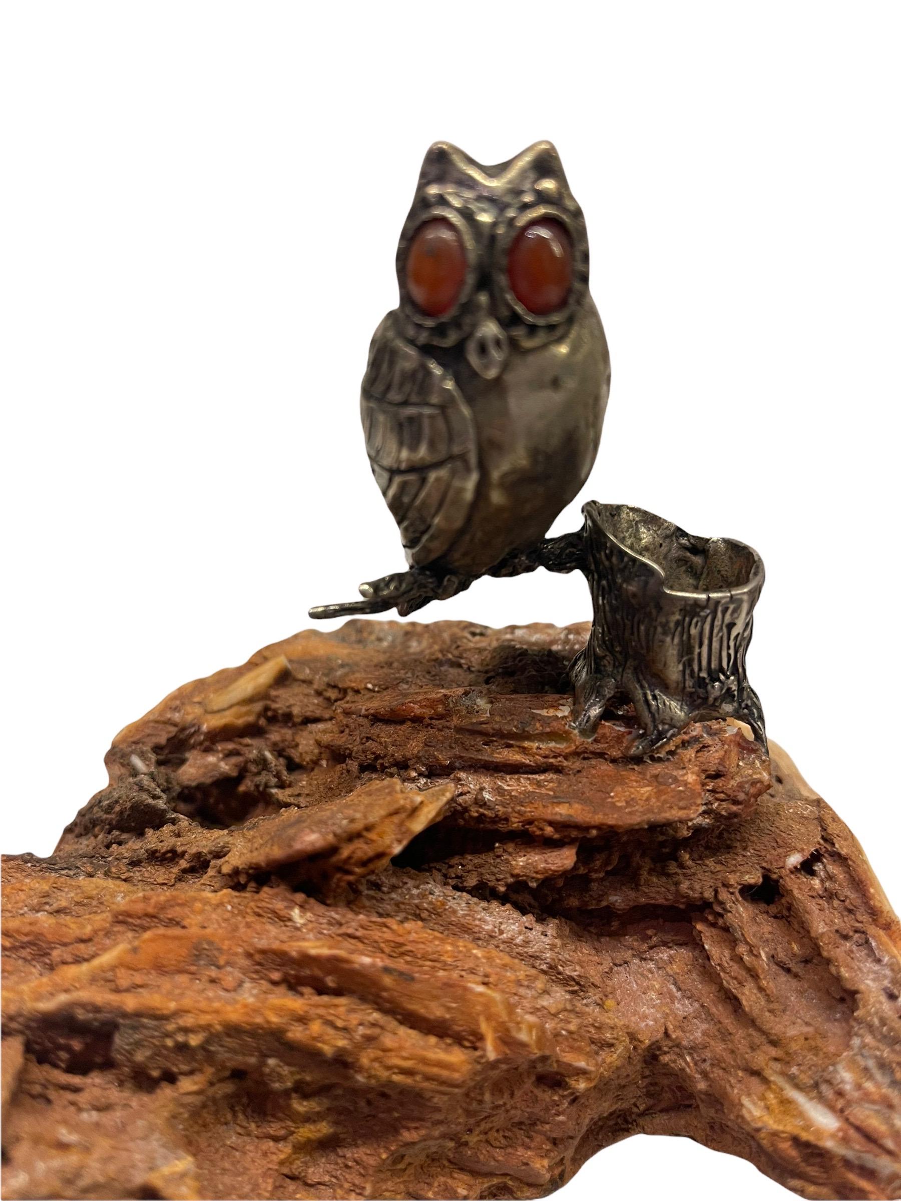 Français Figurine de hibou en argent sterling Cartier du 20e siècle perché sur un tronc.