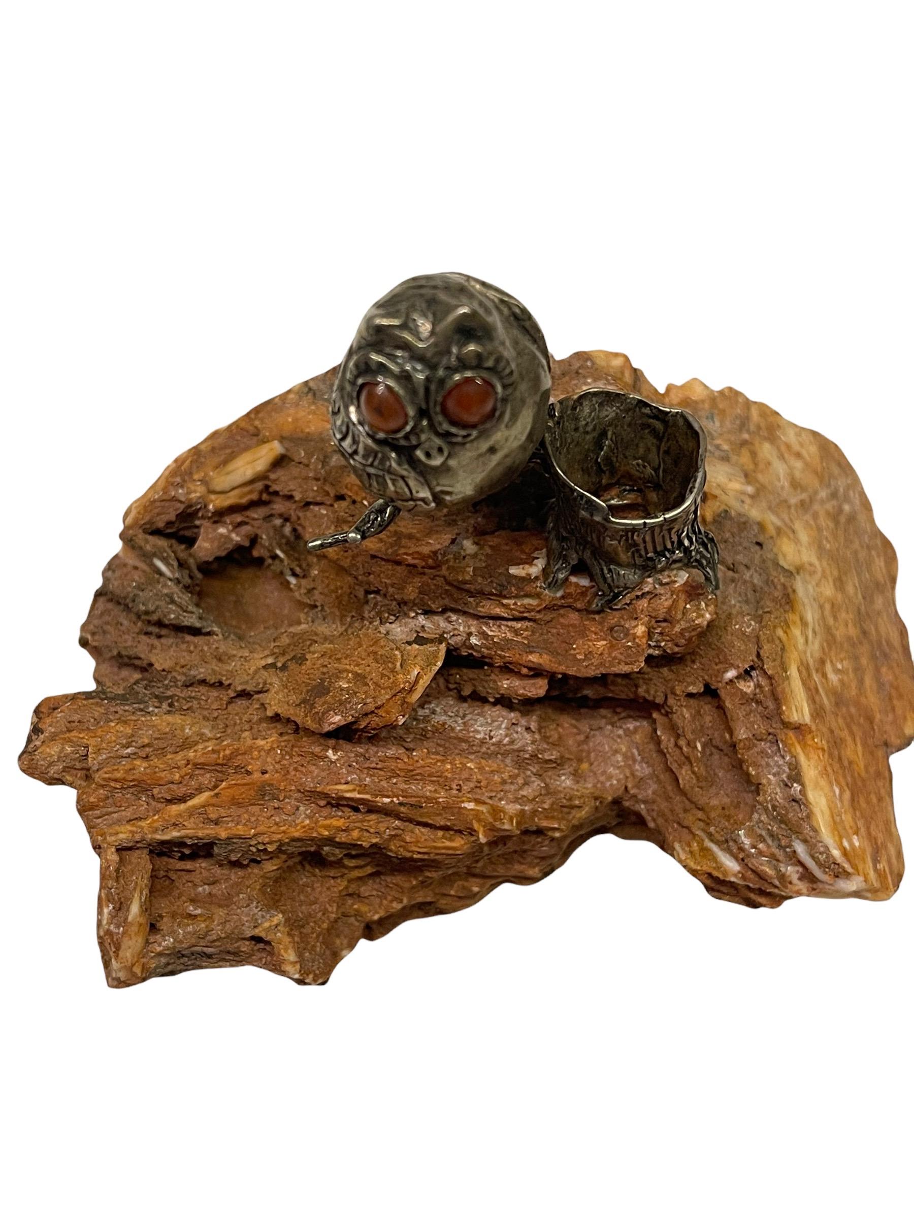 20ième siècle Figurine de hibou en argent sterling Cartier du 20e siècle perché sur un tronc.