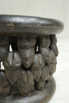 Table basse tribale africaine sculptée du XXe siècle