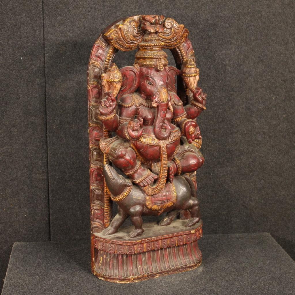 20th century Indian sculpture. Wooden object, finished for the center, depicting a representation of an altar deity. Richly carved and lacquered sculpture of great decoration, for antique dealers, interior decorators and collectors. In beautiful