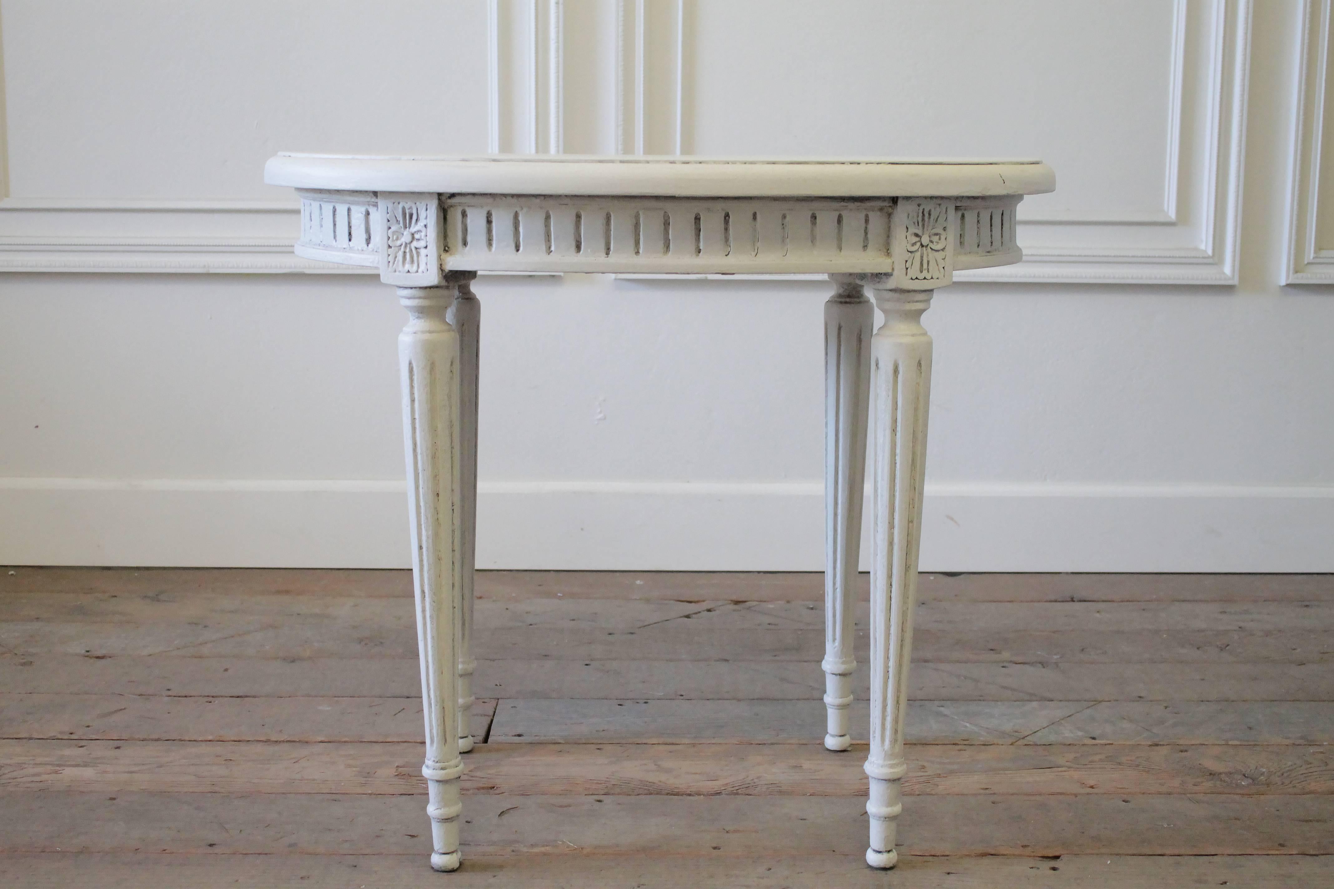 20th century carved and painted Louis XVI style oval side table
Painted in a soft off-white, with subtle distressed edges, and finished with an antique glazed patina.
Legs are very solid and sturdy, ready for daily use.
Measures: 28.5