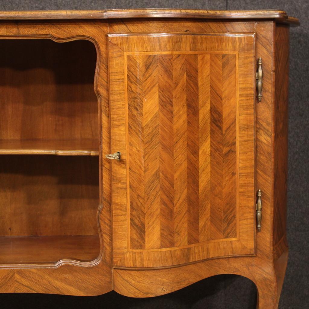 20e siècle Buffet italien ancien en bois sculpté et plaqué, 1960 Bon état - En vente à Vicoforte, Piedmont