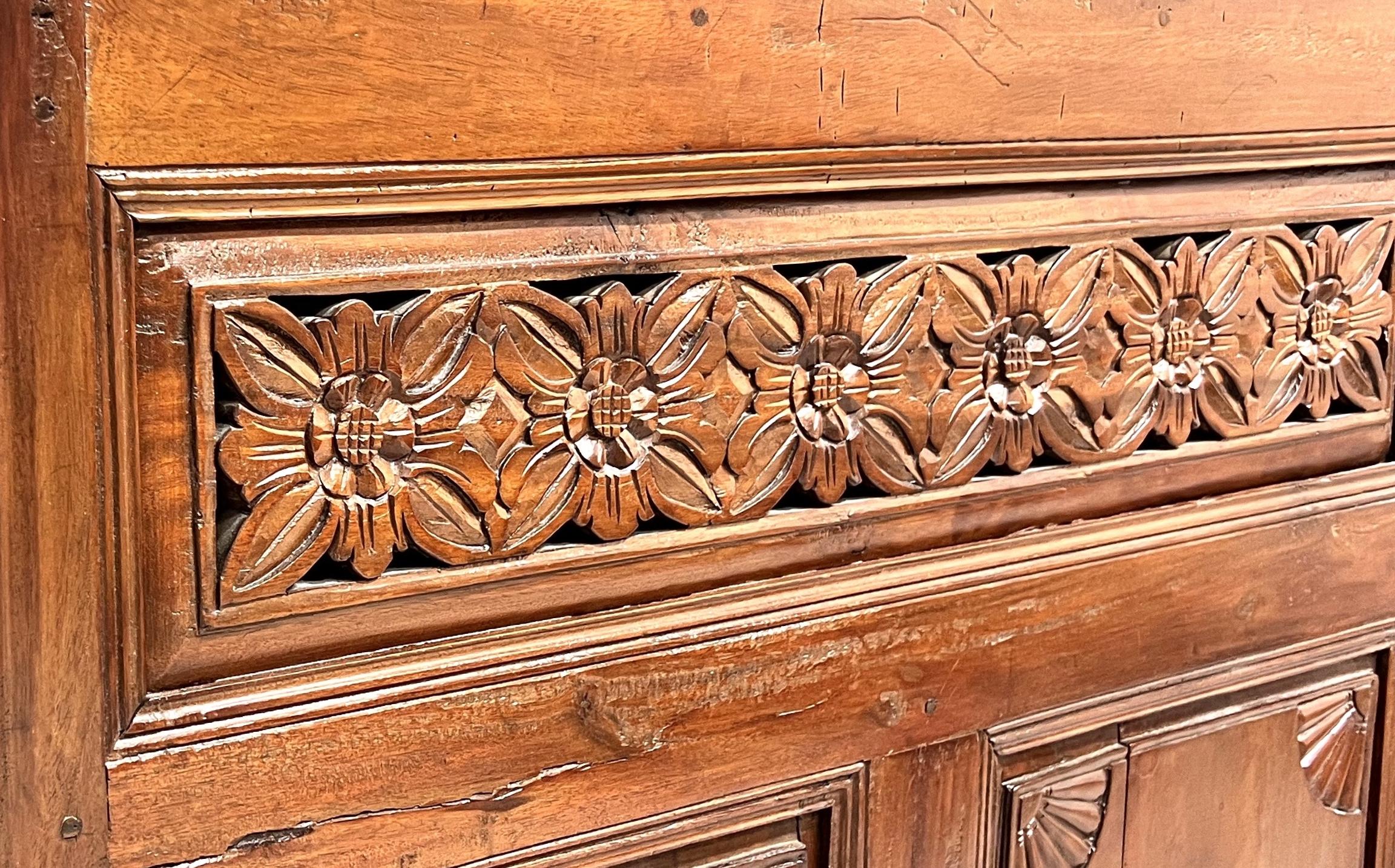Geschnitzte Balinesische Mahagoni-Türen des 20. Jahrhunderts, umgewandelt in Kopfteppiche – Paar im Angebot 1