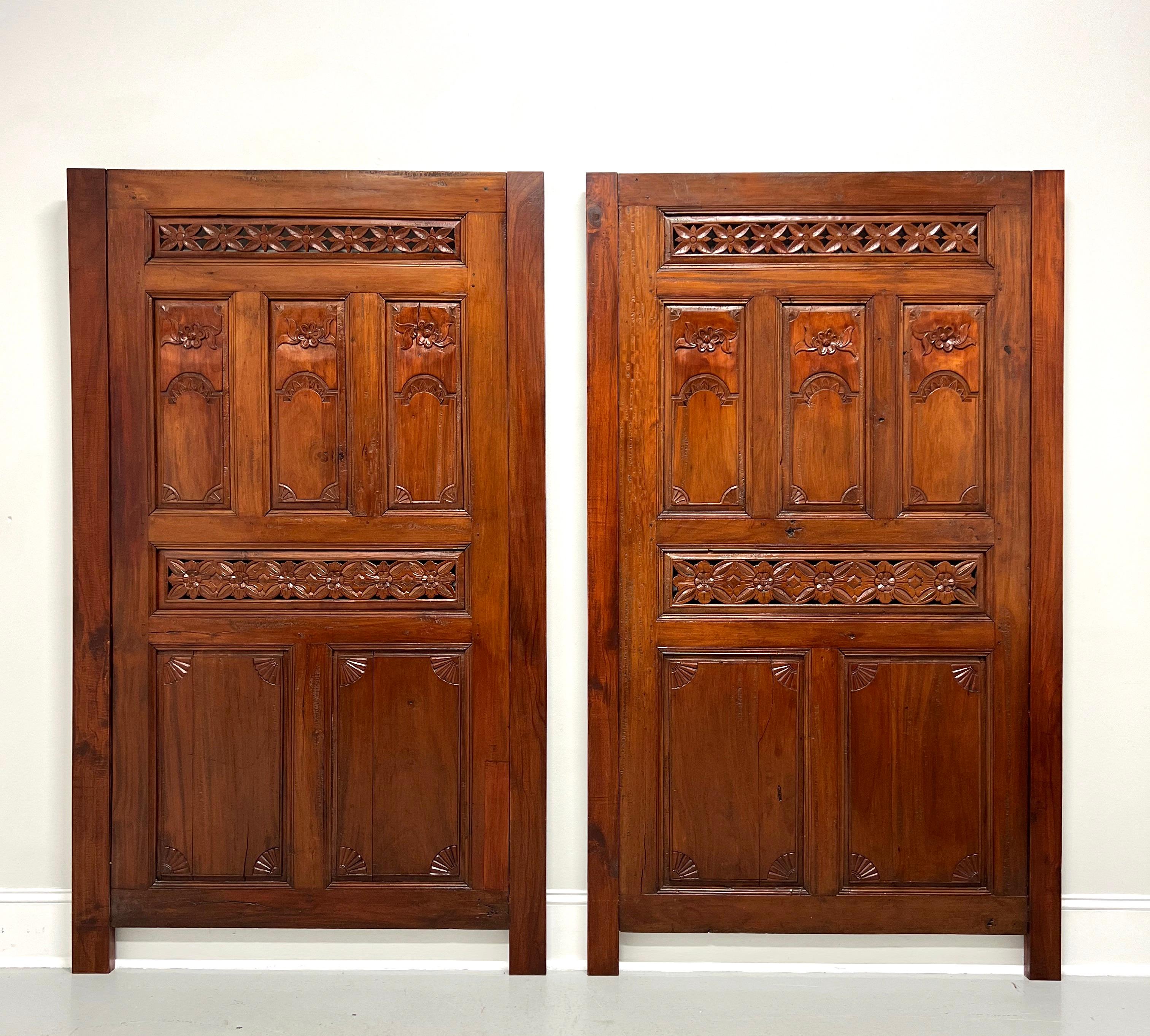 Geschnitzte Balinesische Mahagoni-Türen des 20. Jahrhunderts, umgewandelt in Kopfteppiche – Paar im Angebot 4