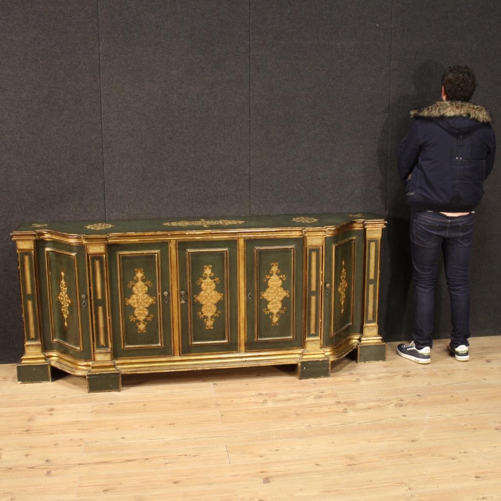 Large Tuscan sideboard of the 20th century. Furniture in carved, chiseled, lacquered and gilded wood of fabulous decor. Sideboard with 5 doors, 3 front and 2 side, of excellent capacity and service. Wooden top in character, also lacquered and