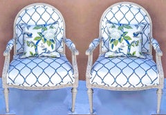Sedie in stile francese intagliate del XX secolo con tessuto Travers blu e bianco, coppia