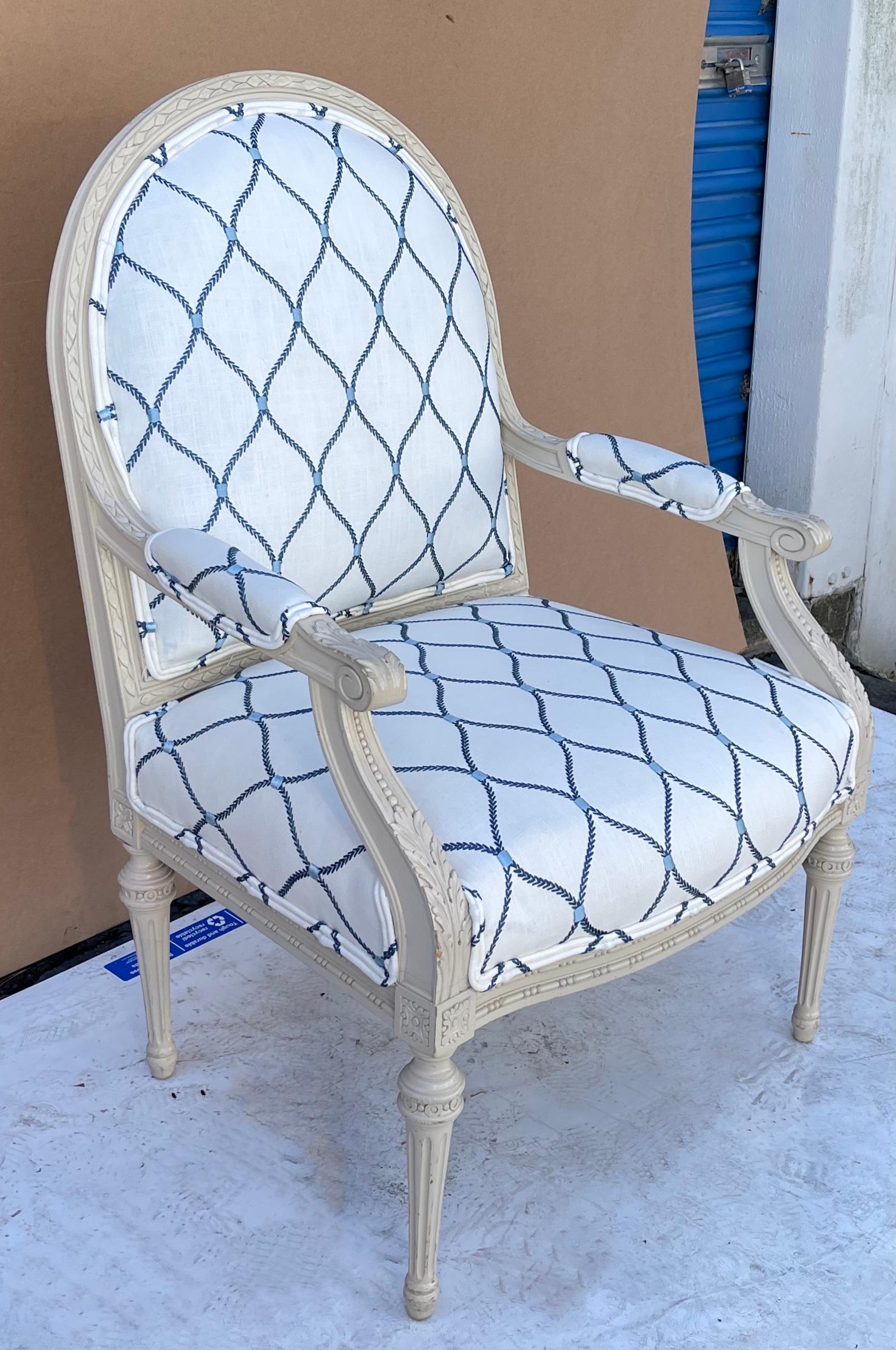 Geschnitzte Stühle im französischen Stil des 20. Jahrhunderts aus dem 20. Jahrhundert mit blauem und weißem Tablettstoff, Paar im Zustand „Gut“ im Angebot in Kennesaw, GA