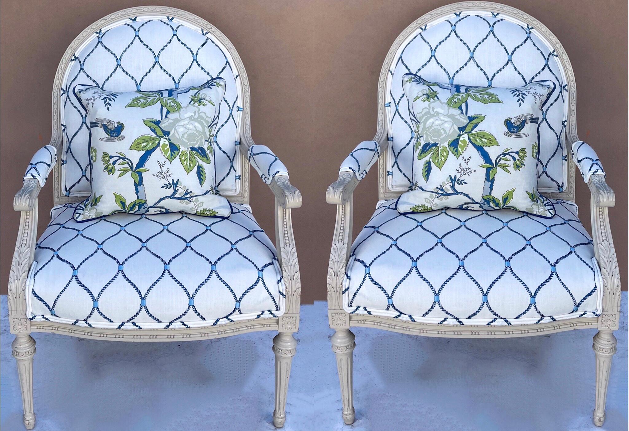 Geschnitzte Stühle im französischen Stil des 20. Jahrhunderts aus dem 20. Jahrhundert mit blauem und weißem Tablettstoff, Paar im Angebot 1