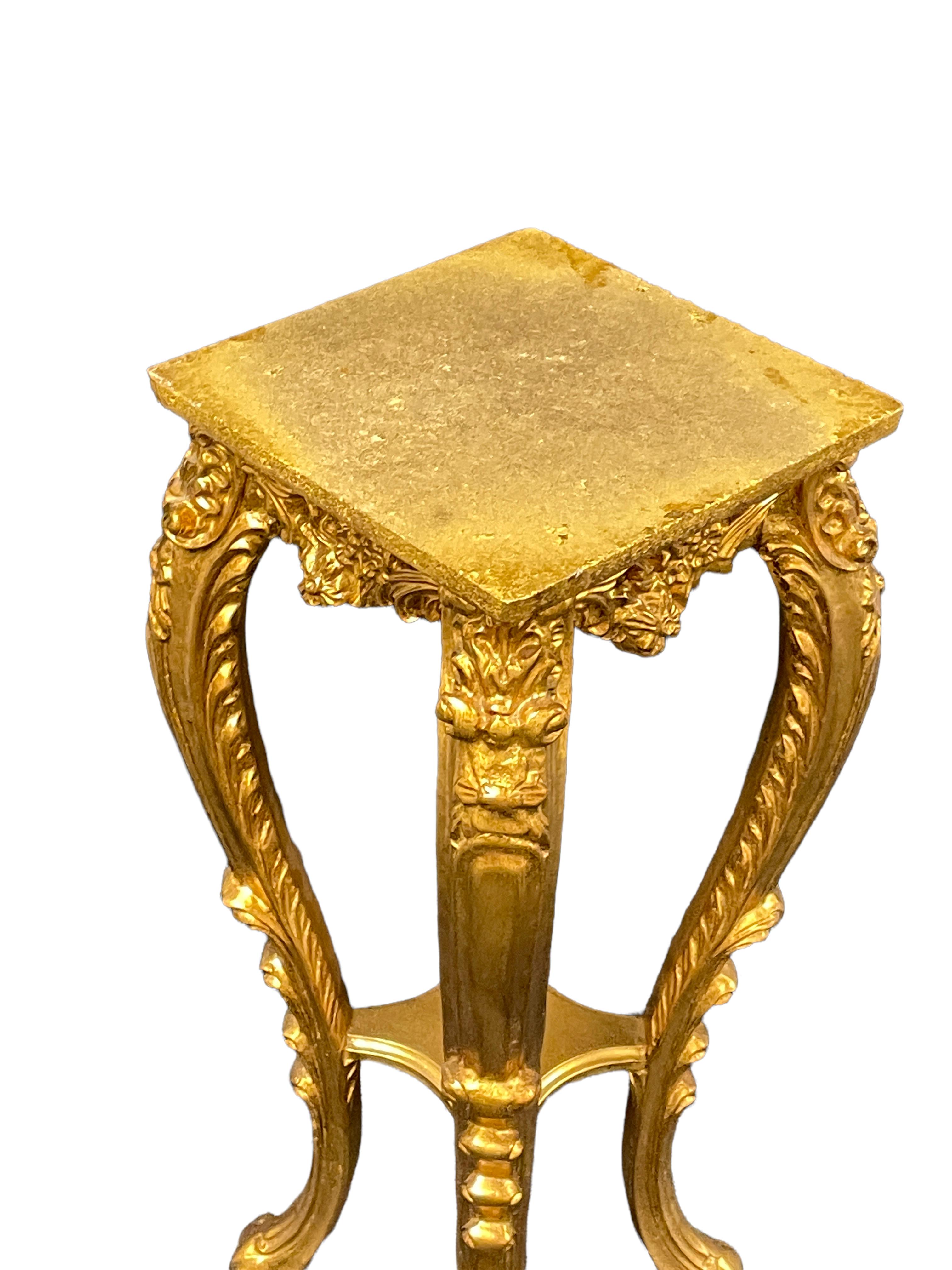 Table console à piédestal en bois doré sculpté et sculpté du 20ème siècle, Italie en vente 6