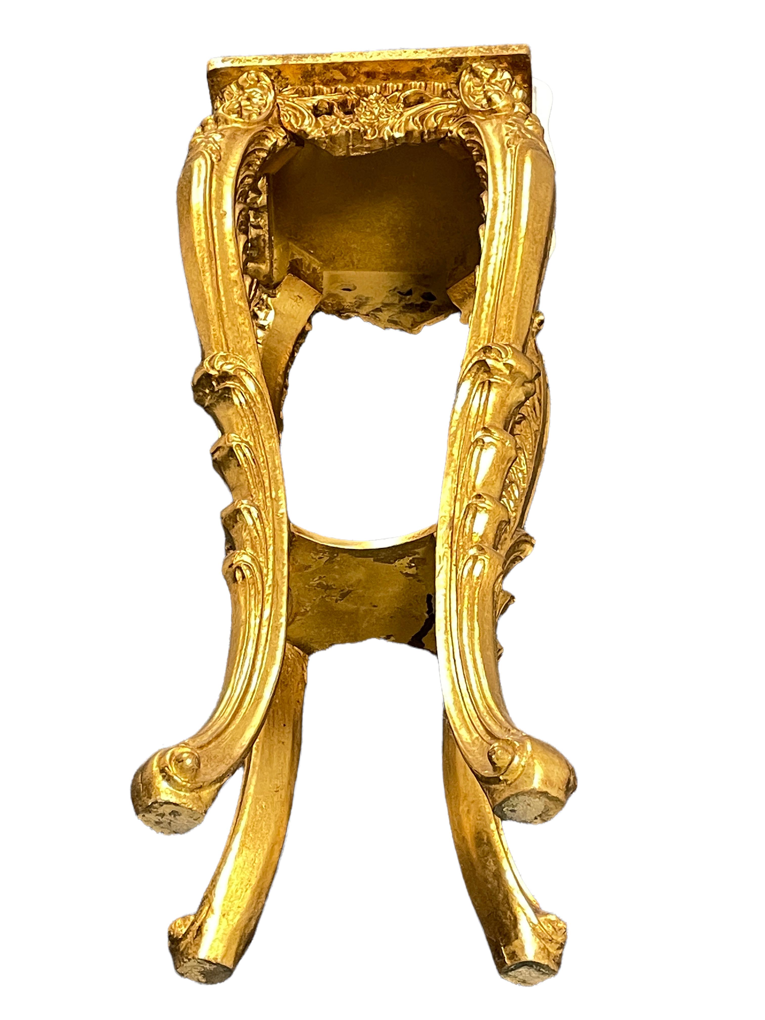 Table console à piédestal en bois doré sculpté et sculpté du 20ème siècle, Italie en vente 11
