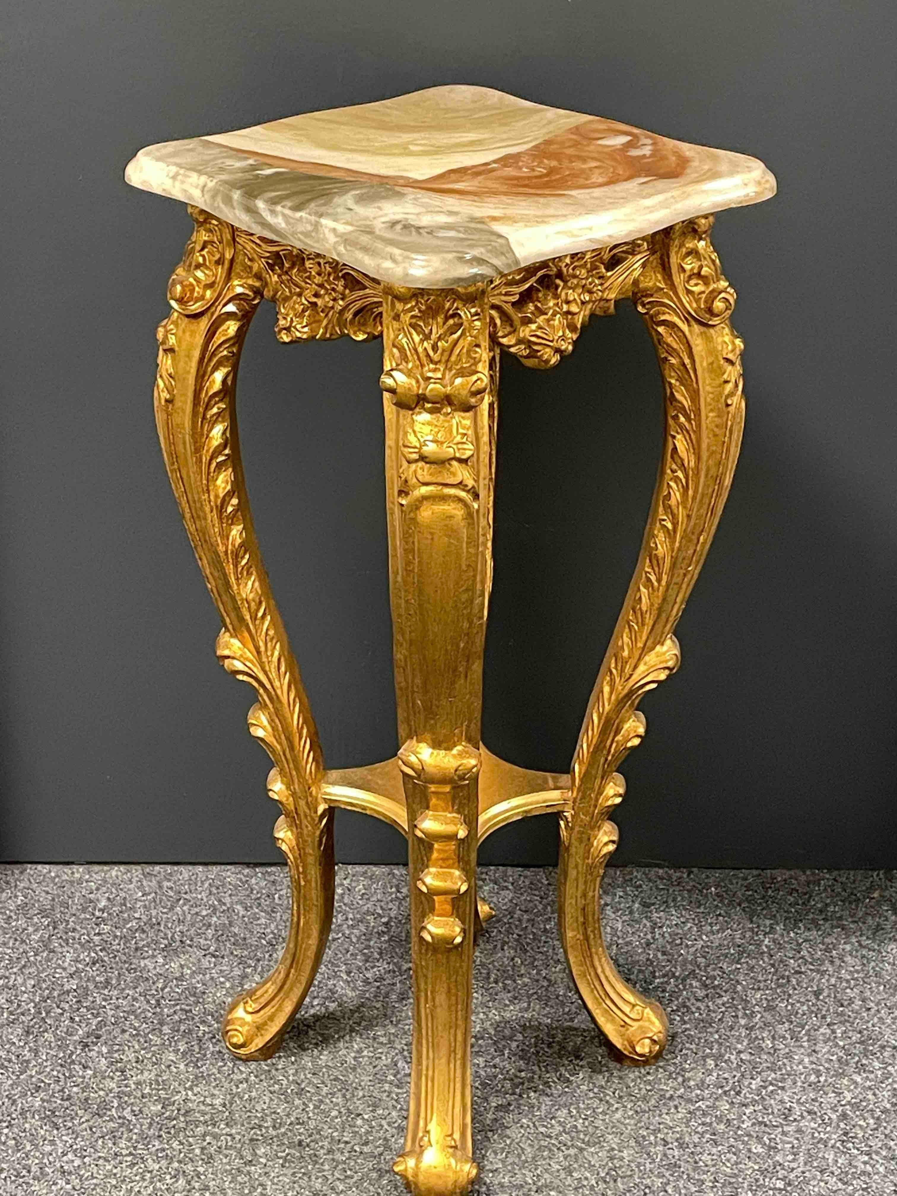 Doré Table console à piédestal en bois doré sculpté et sculpté du 20ème siècle, Italie en vente