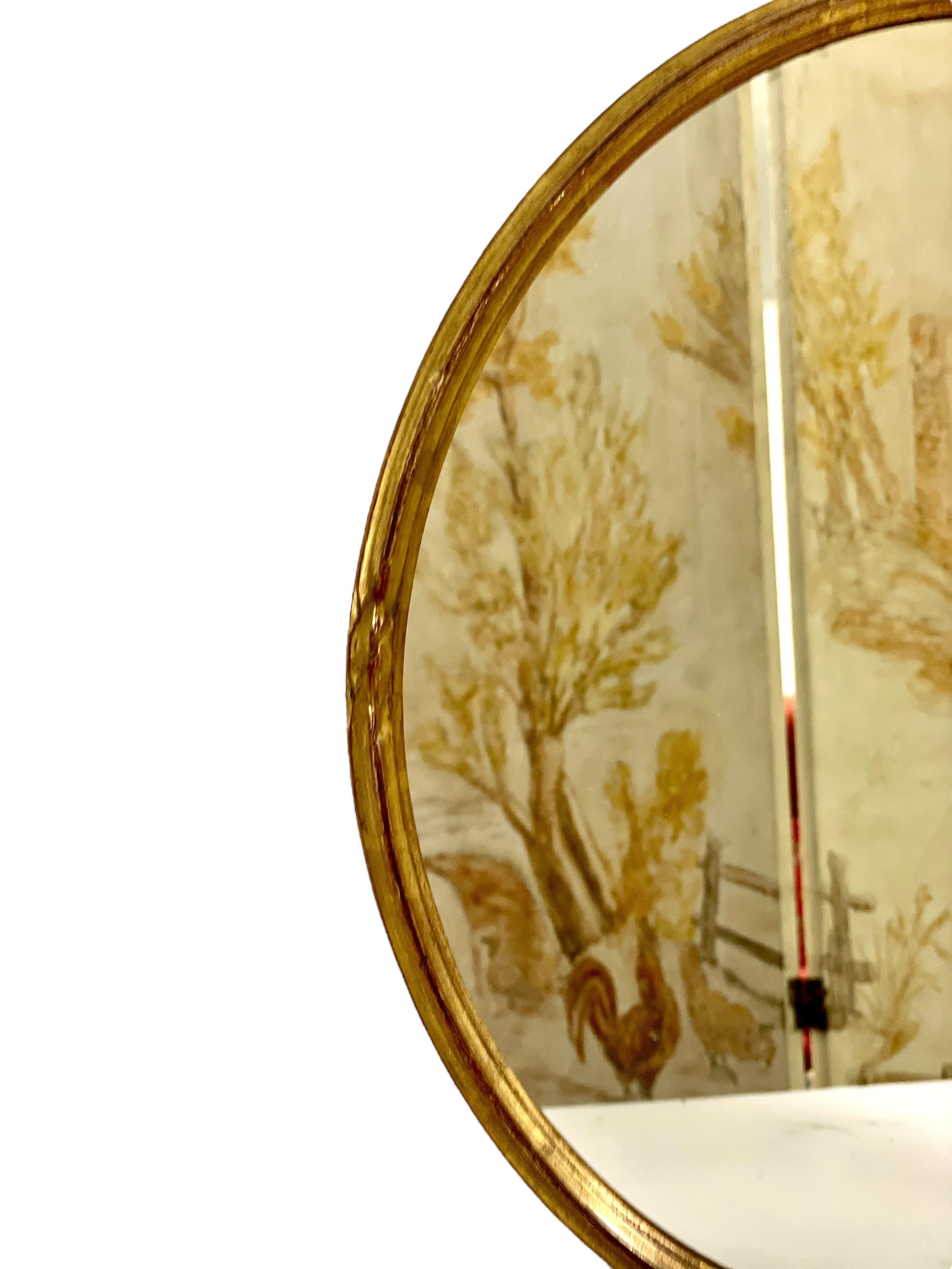 20th Century Carved Giltwood Oval Wall Mirror In Good Condition For Sale In LA CIOTAT, FR