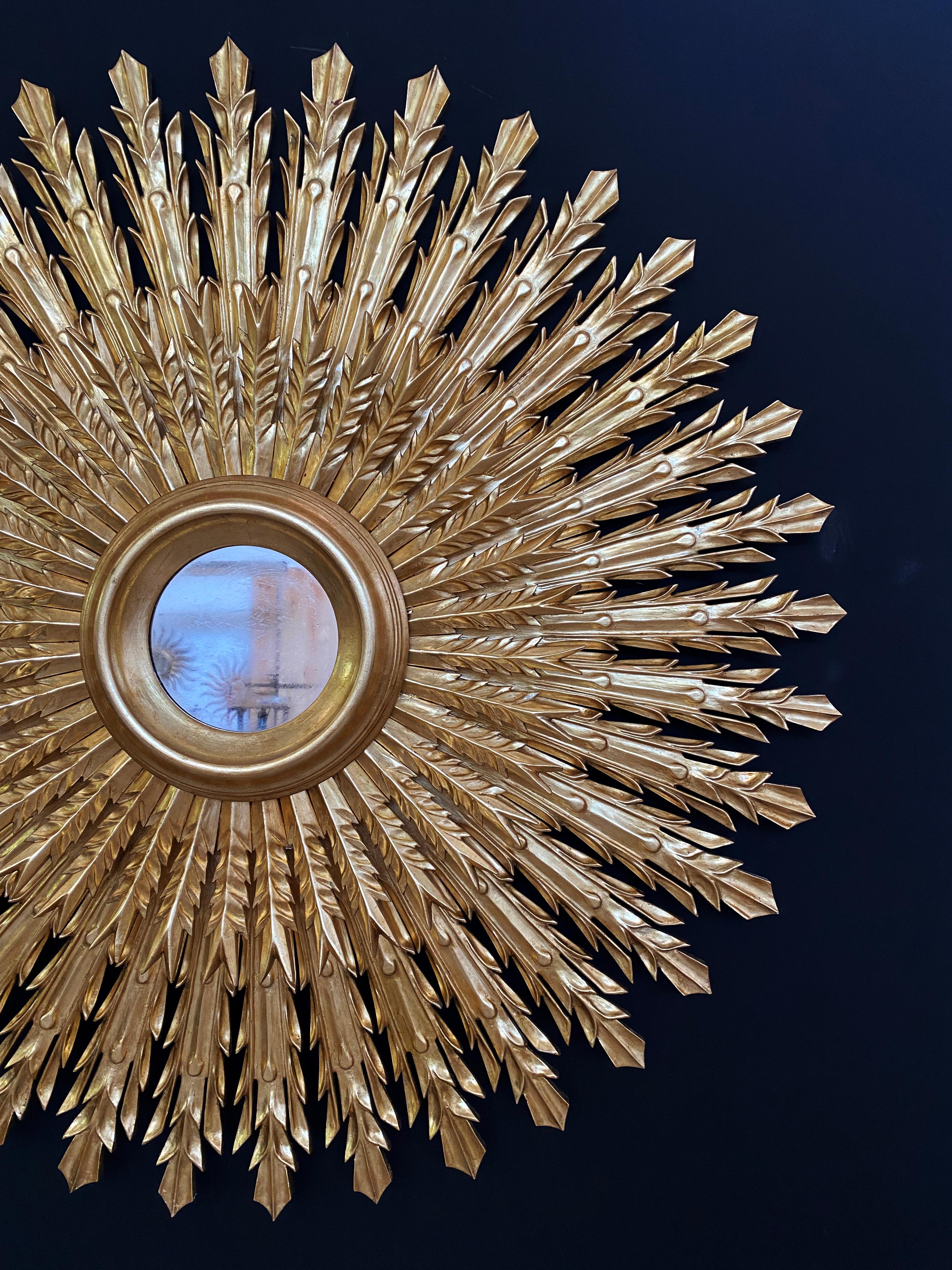 Espejo dorado tallado del siglo XX Español en venta
