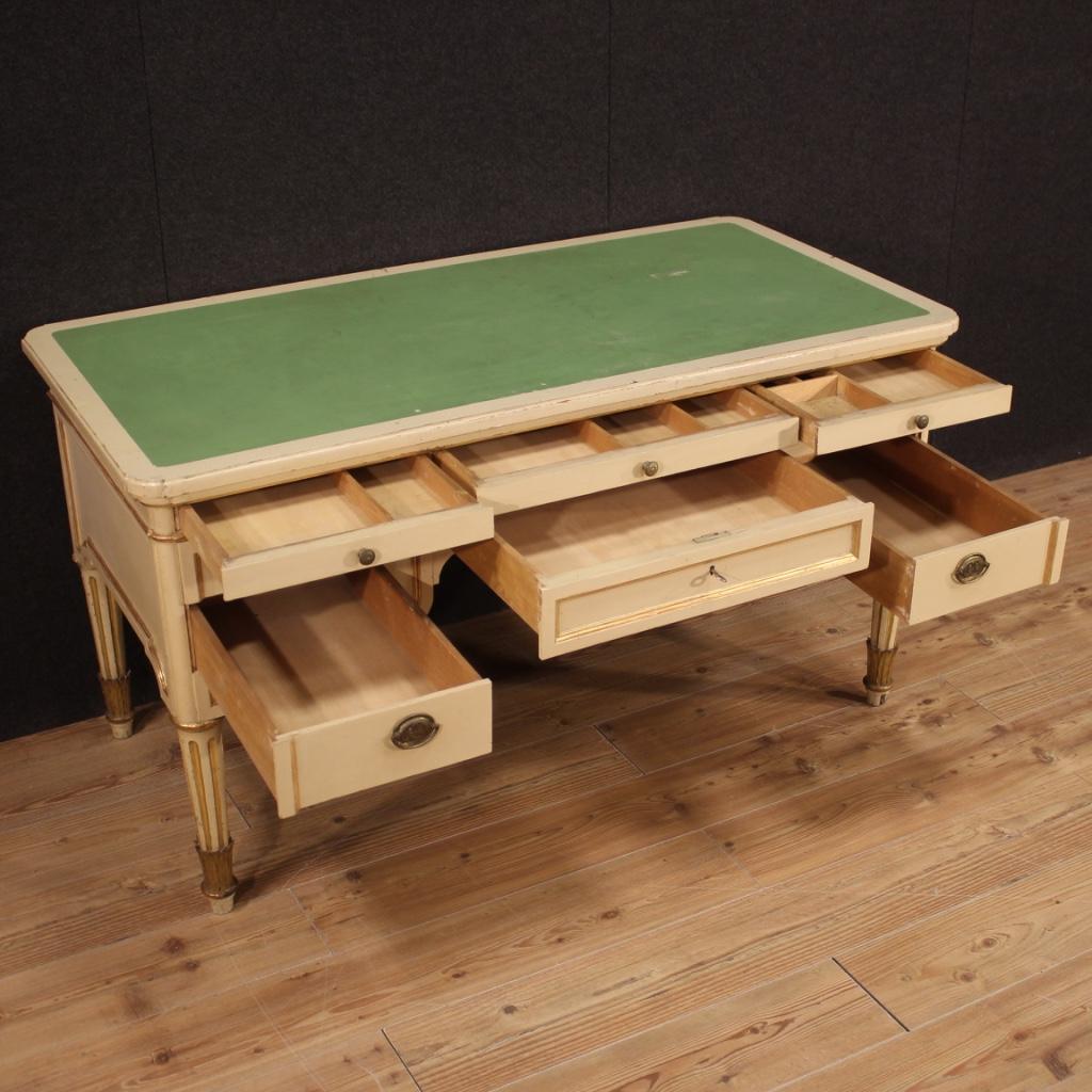 Escritorio italiano de madera tallada, lacada y dorada, S. XX, 1930 Madera en venta