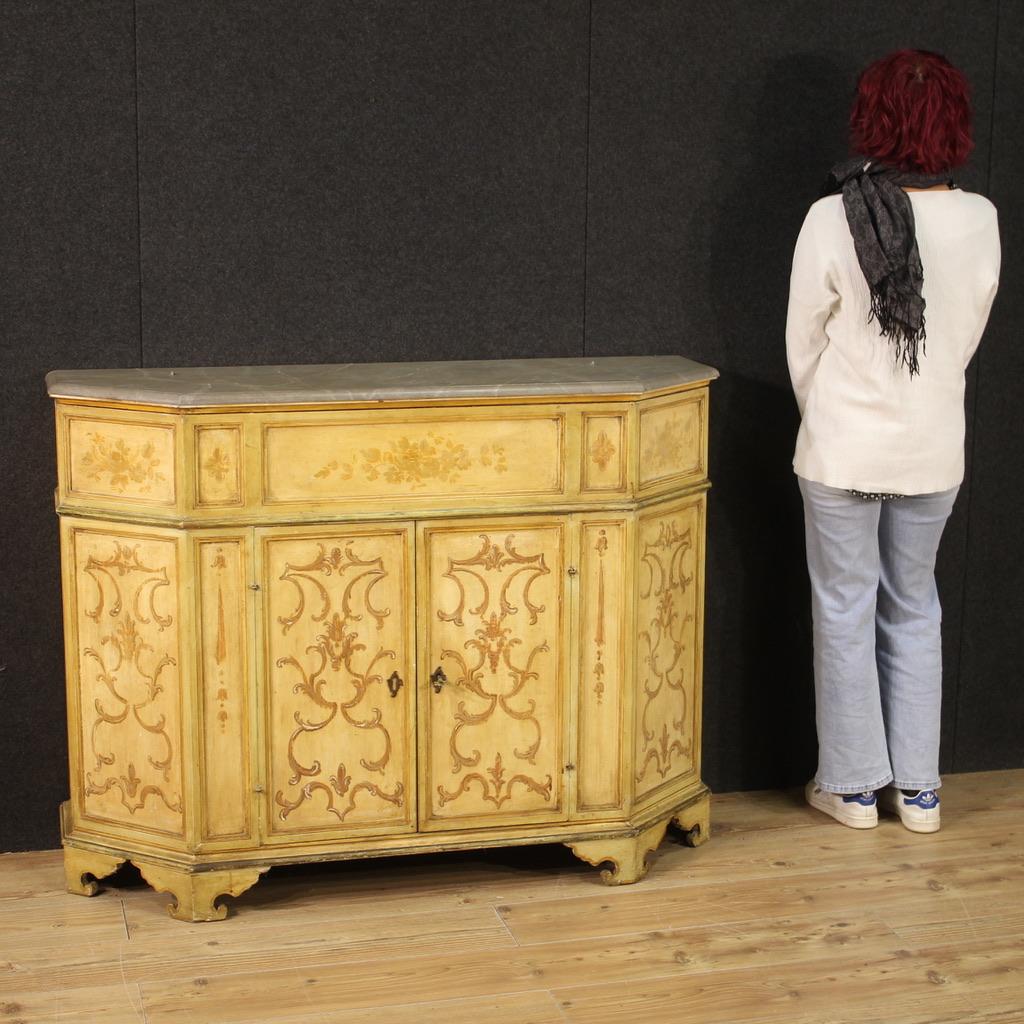 Venetian sideboard from the mid-20th century. Furniture in carved, lacquered and hand painted wood of beautiful lines and pleasant decor. Sideboard equipped with two central doors and openable wooden top (see photo) of excellent capacity. Faux