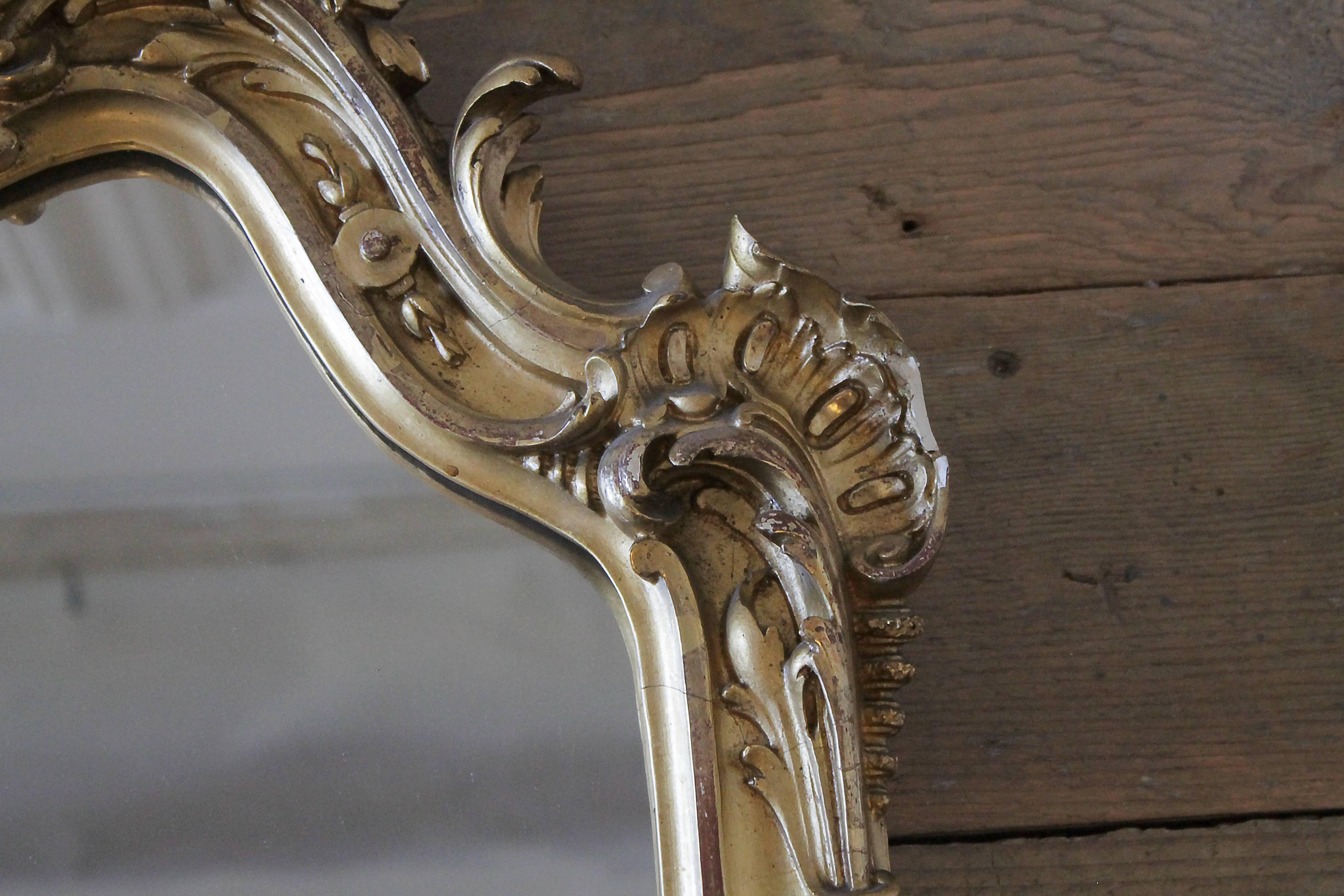 Geschnitzter Spiegel aus vergoldetem Holz im Louis XV.-Stil des 20. Jahrhunderts im Zustand „Starke Gebrauchsspuren“ im Angebot in Brea, CA