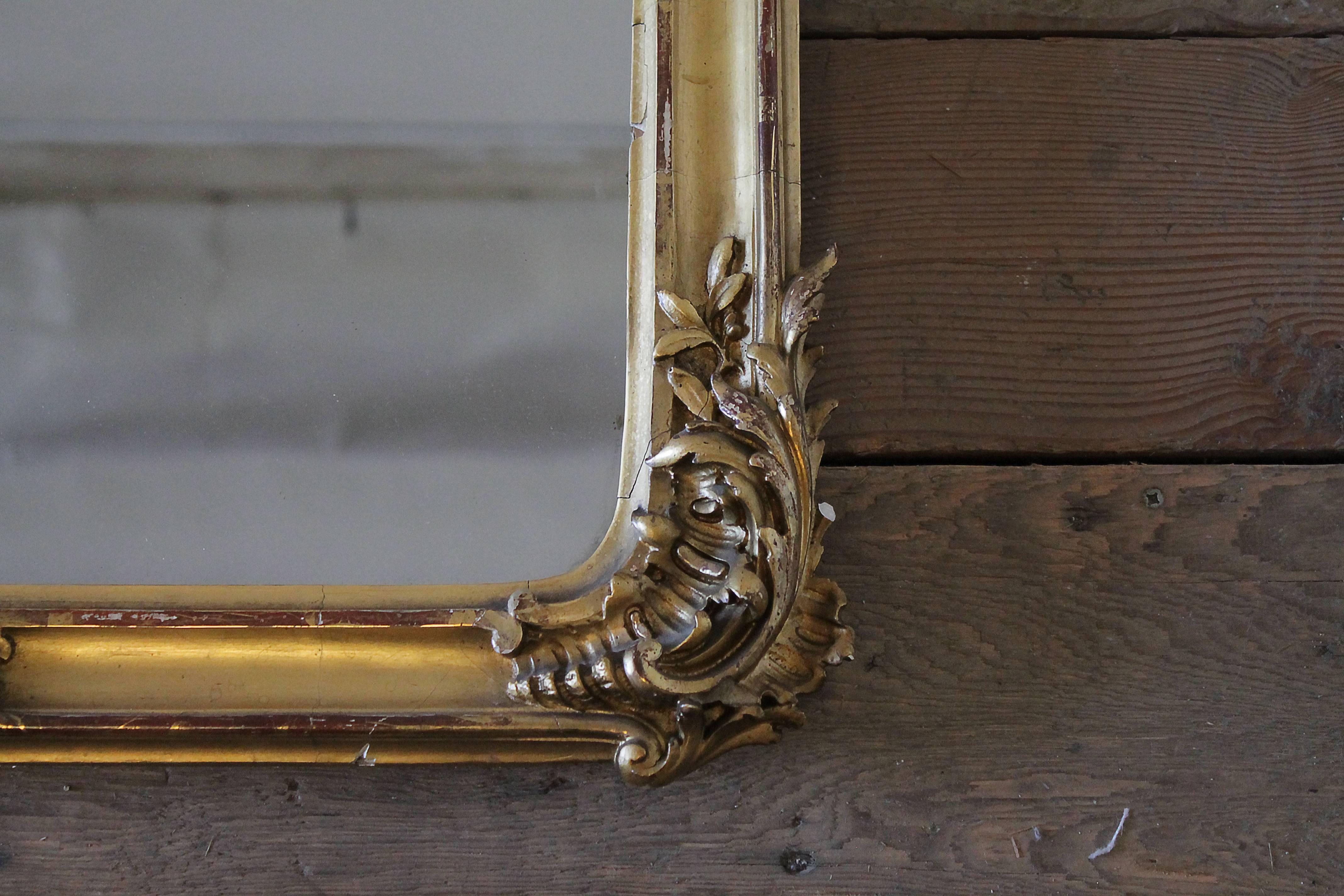 Geschnitzter Spiegel aus vergoldetem Holz im Louis XV.-Stil des 20. Jahrhunderts (Vergoldetes Holz) im Angebot