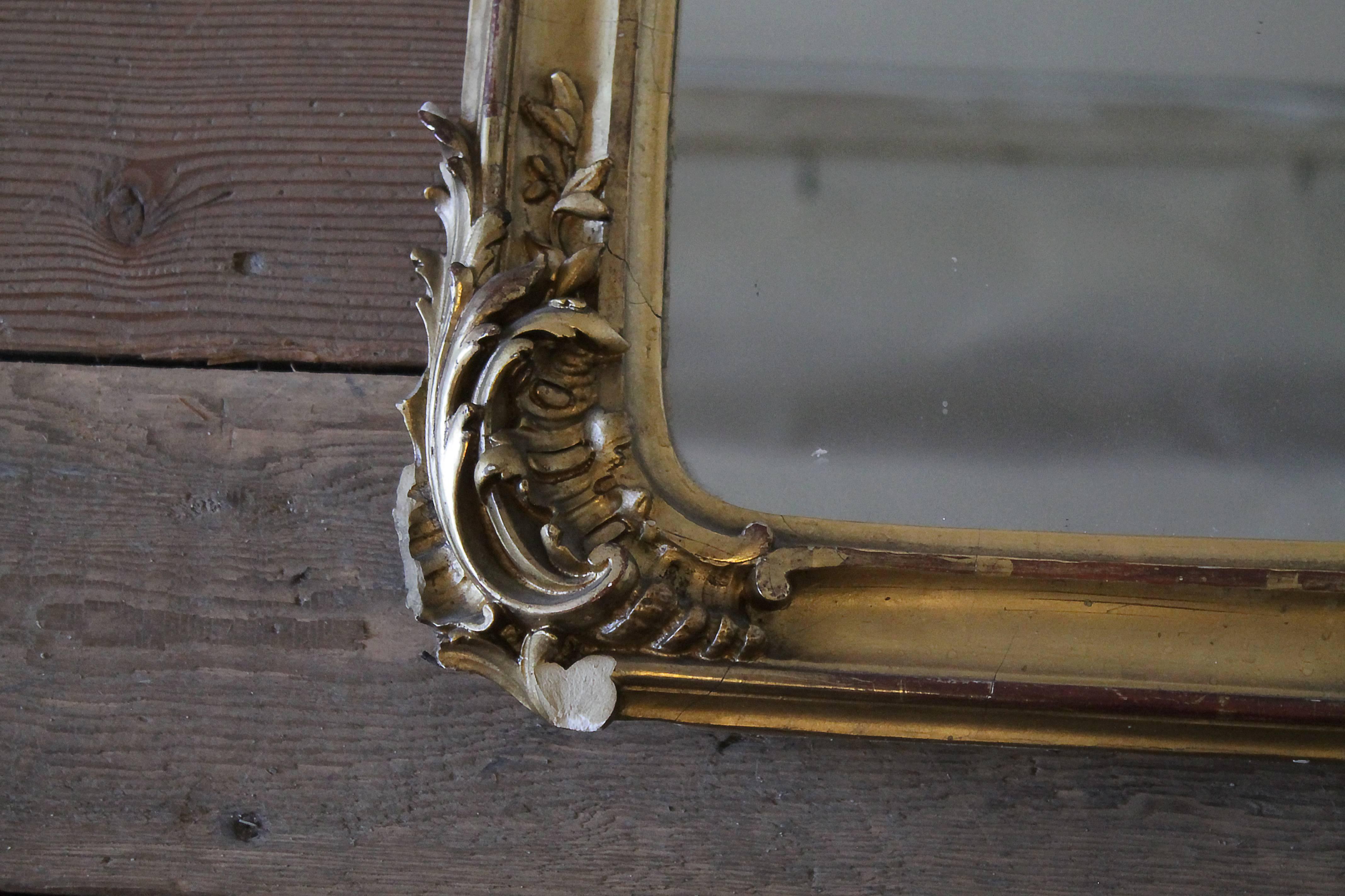 Geschnitzter Spiegel aus vergoldetem Holz im Louis XV.-Stil des 20. Jahrhunderts im Angebot 2