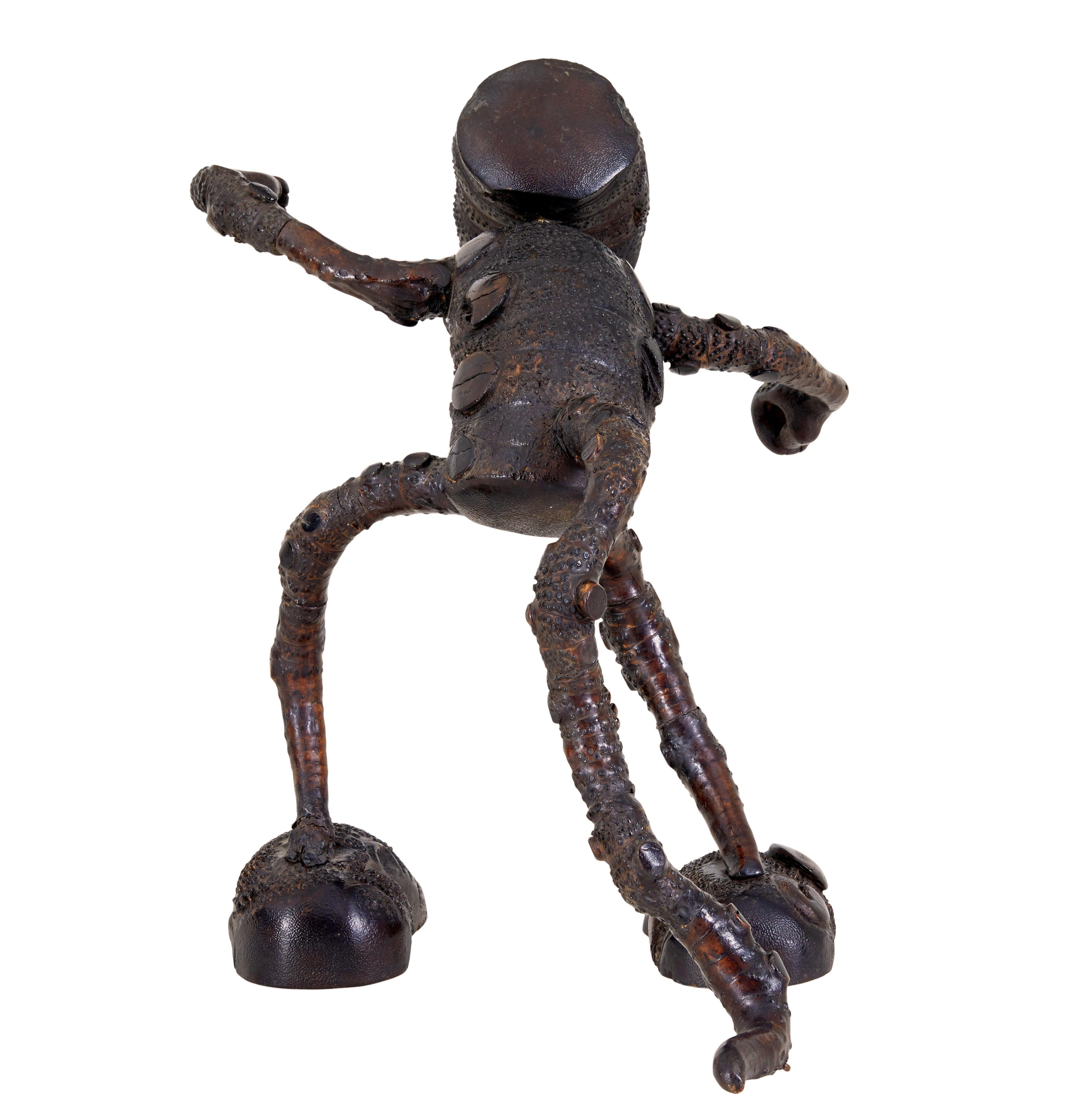 Anglais gong de table fantaisie du 20e siècle en bois de mango sculpté en vente