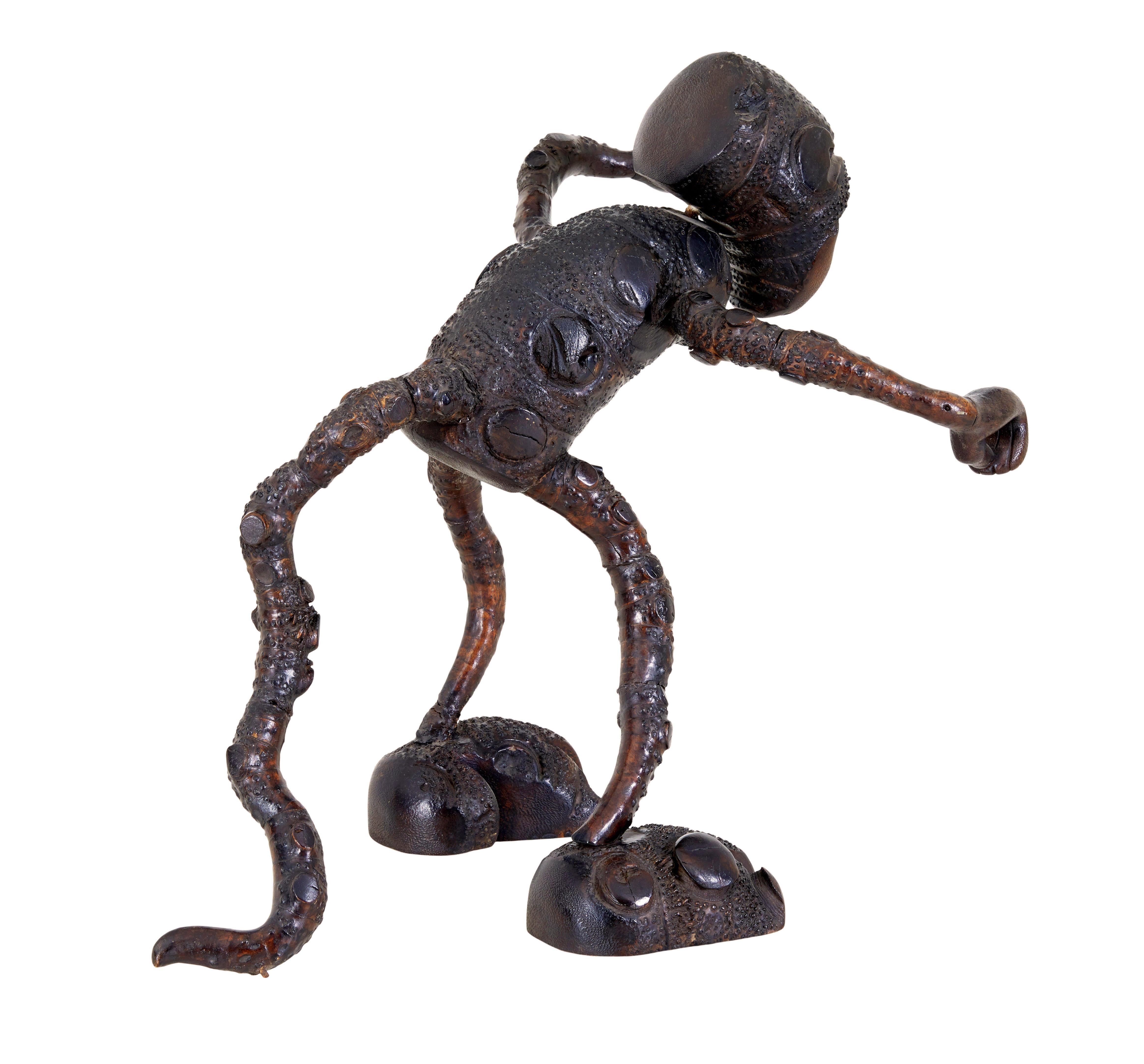 Sculpté à la main gong de table fantaisie du 20e siècle en bois de mango sculpté en vente