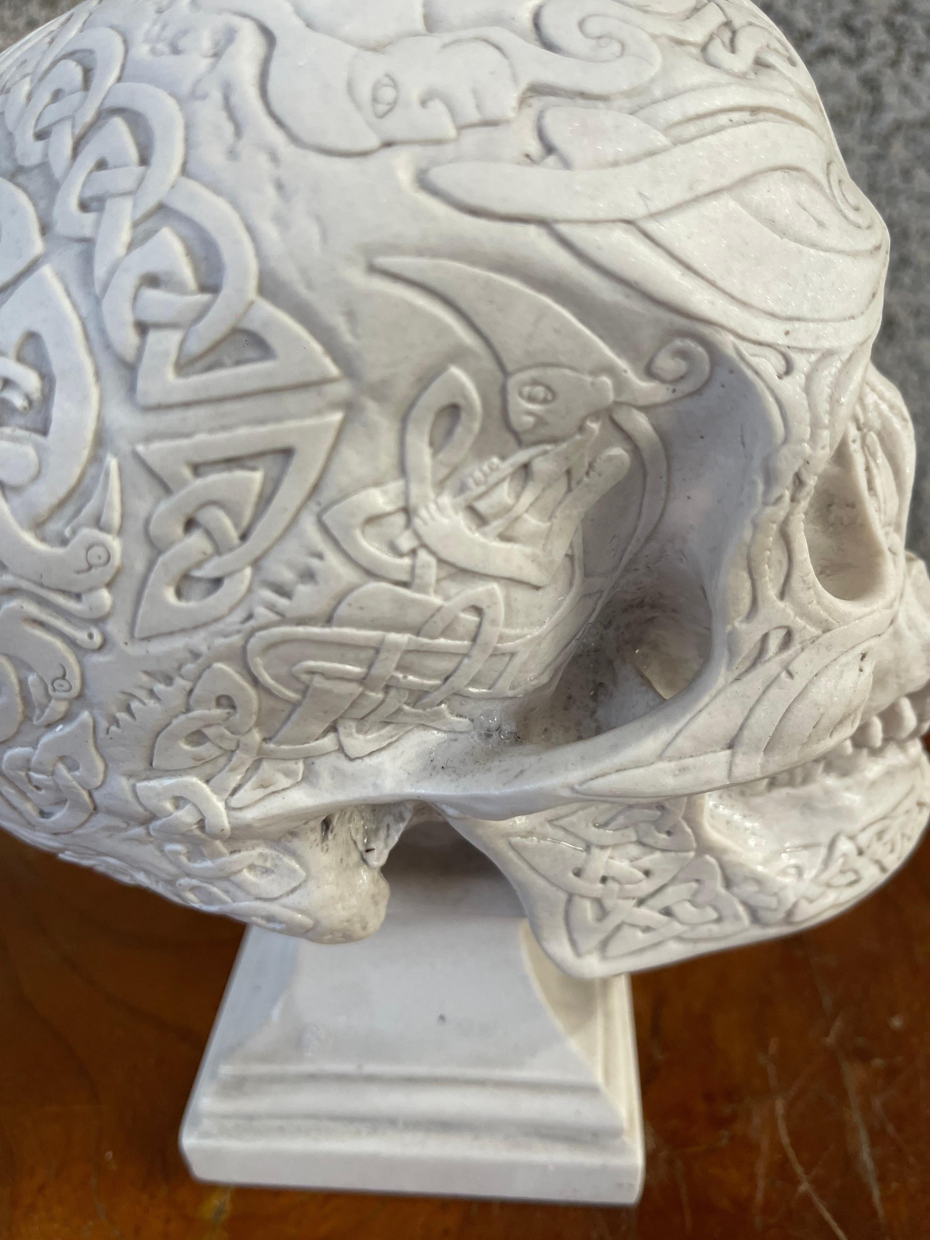 20th Century Carved Marble desk decorative Skull mounted on Plinth For Sale 7