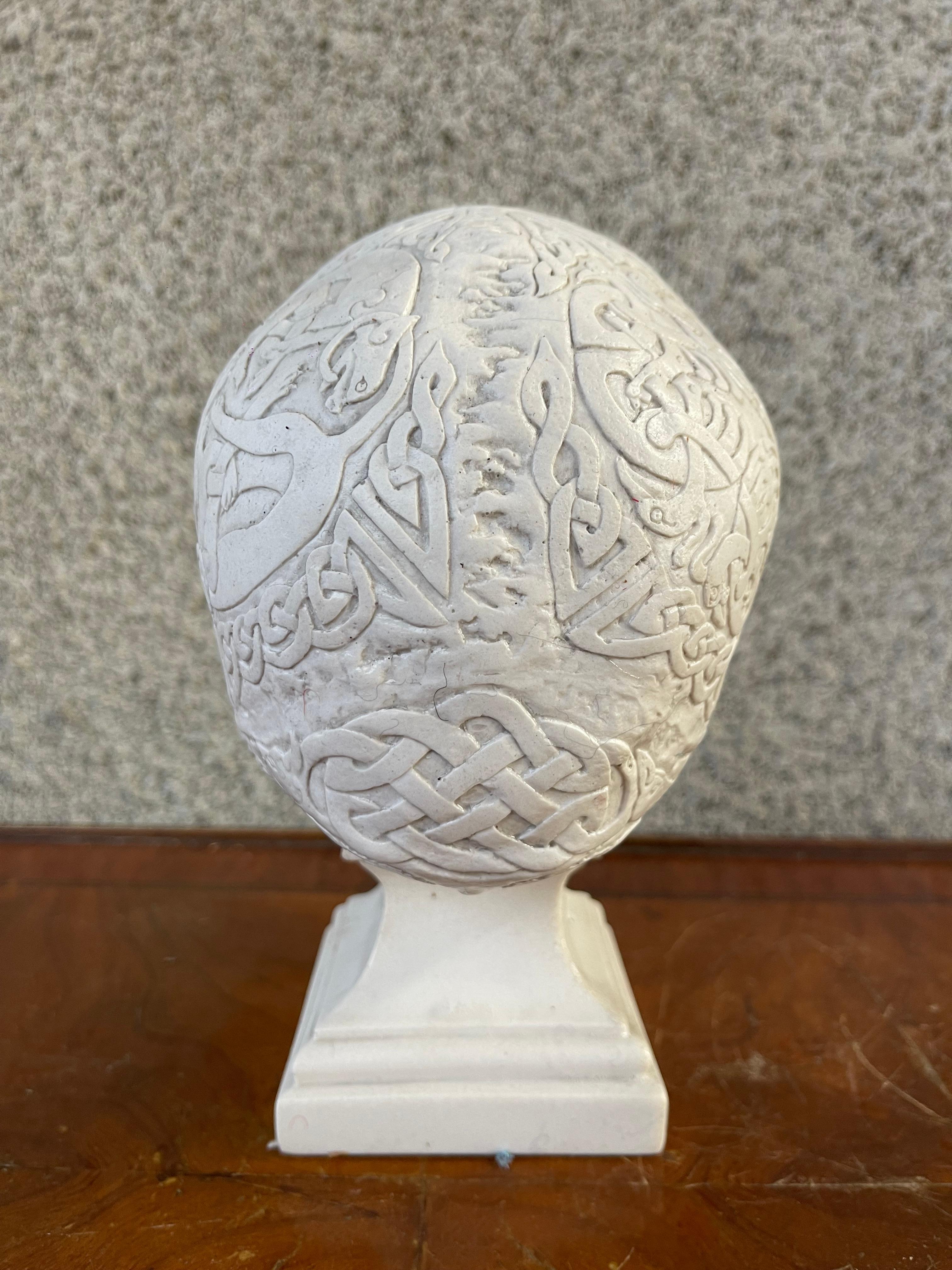 20th Century Carved Marble desk decorative Skull mounted on Plinth For Sale 2