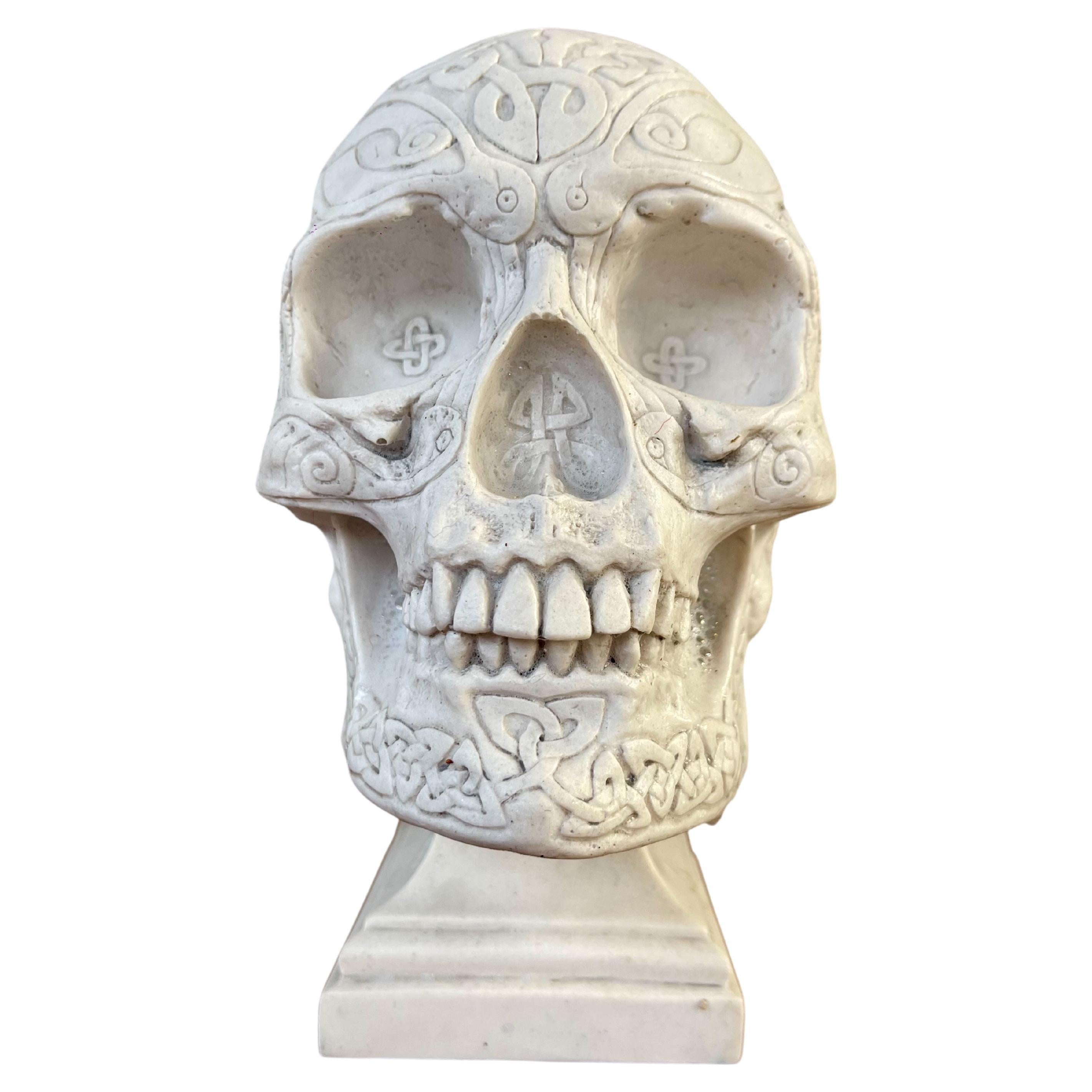 Escritorio de mármol tallado del siglo XX Calavera decorativa montada sobre zócalo