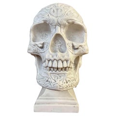 Escritorio de mármol tallado del siglo XX Calavera decorativa montada sobre zócalo