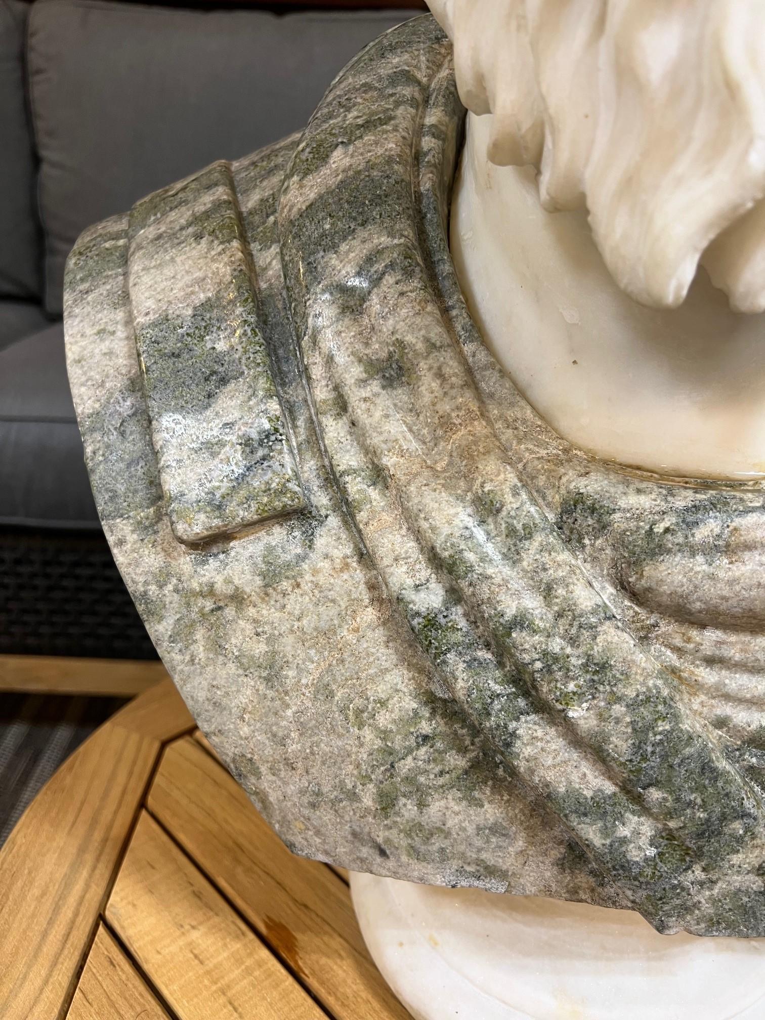 Römische Büste aus geschnitztem Marmor aus dem 20. im Zustand „Gut“ im Angebot in Stamford, CT