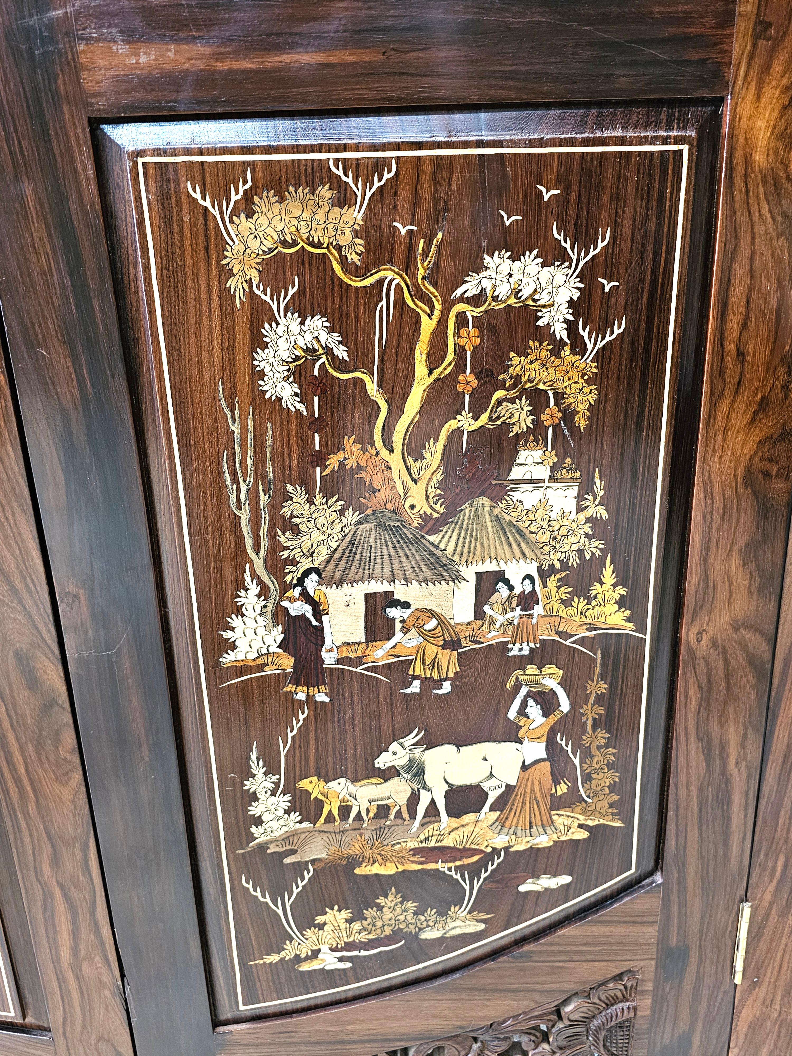 Paravent palatial à quatre panneaux sculpté en marqueterie de bois multiples du 20e siècle en vente 2