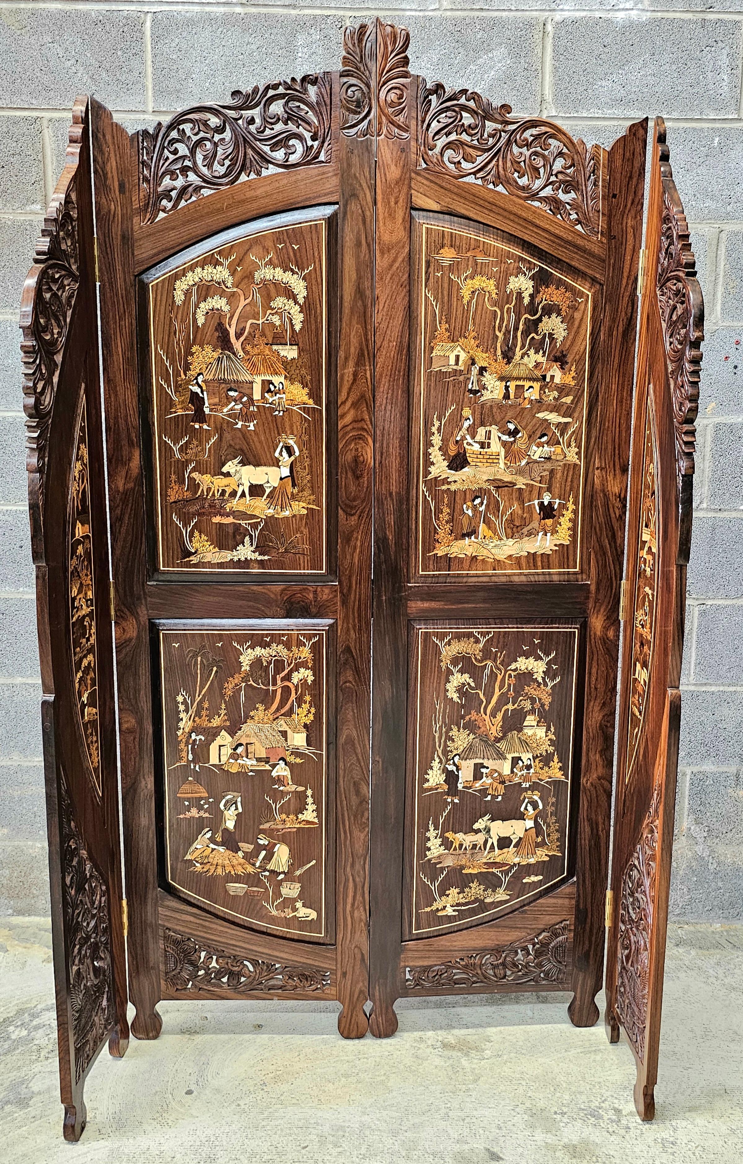 Impressionnant paravent palatial à quatre panneaux, sculpté à la main en marqueterie de bois dur, datant du 20e siècle. Cette œuvre d'art originale témoigne de la classe et de la finesse de la fabrication de sculptures percées à la main. Un mélange