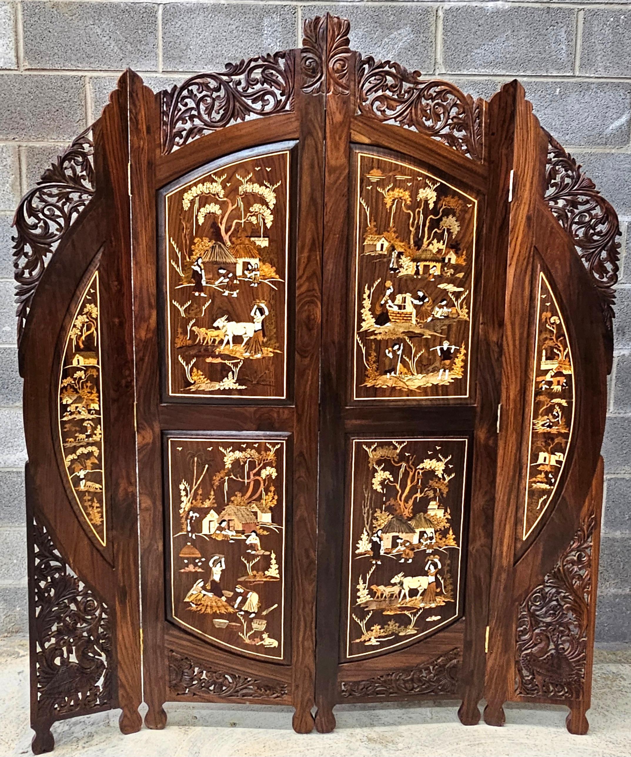 Autre Paravent palatial à quatre panneaux sculpté en marqueterie de bois multiples du 20e siècle en vente
