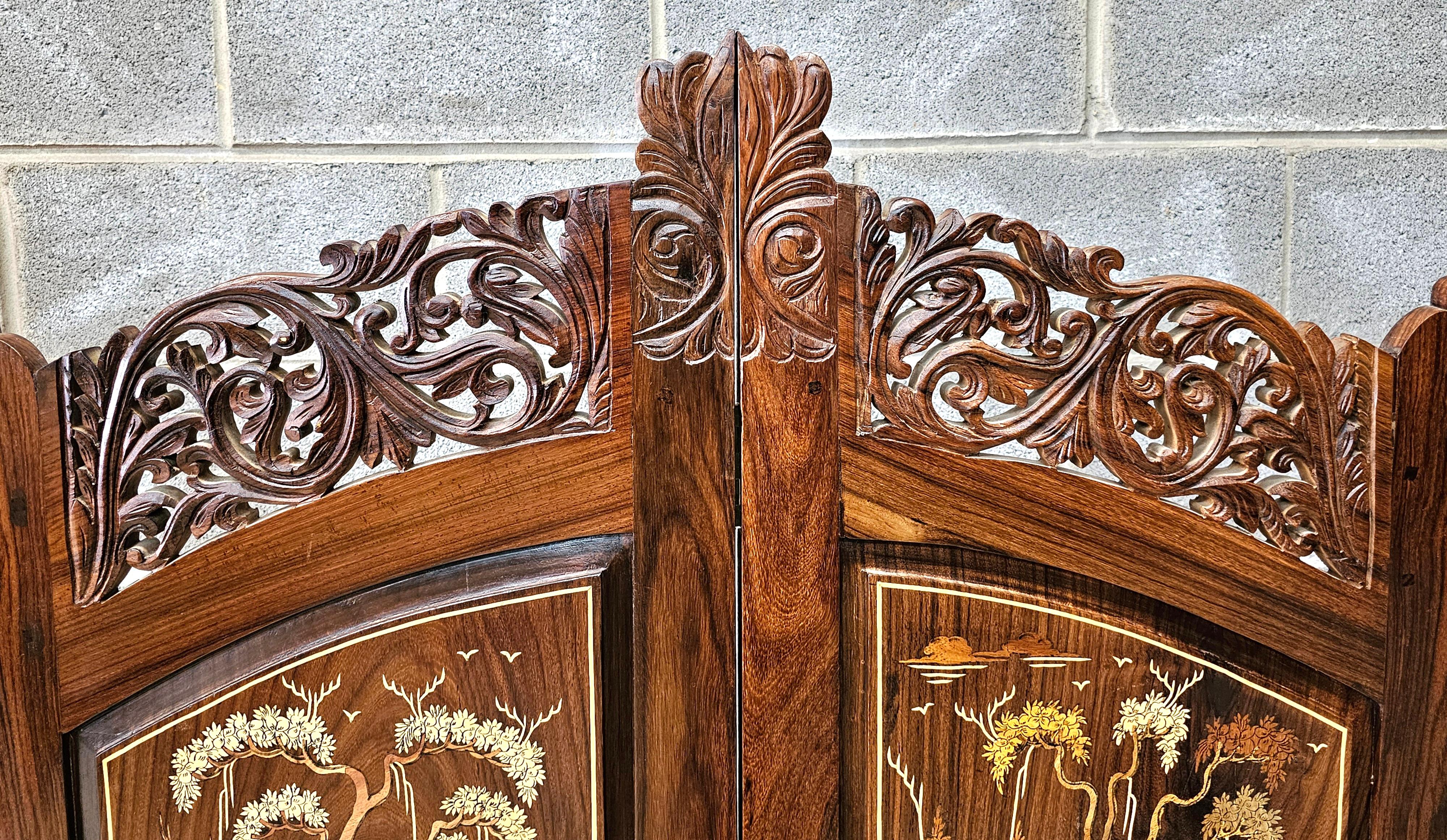 Inconnu Paravent palatial à quatre panneaux sculpté en marqueterie de bois multiples du 20e siècle en vente