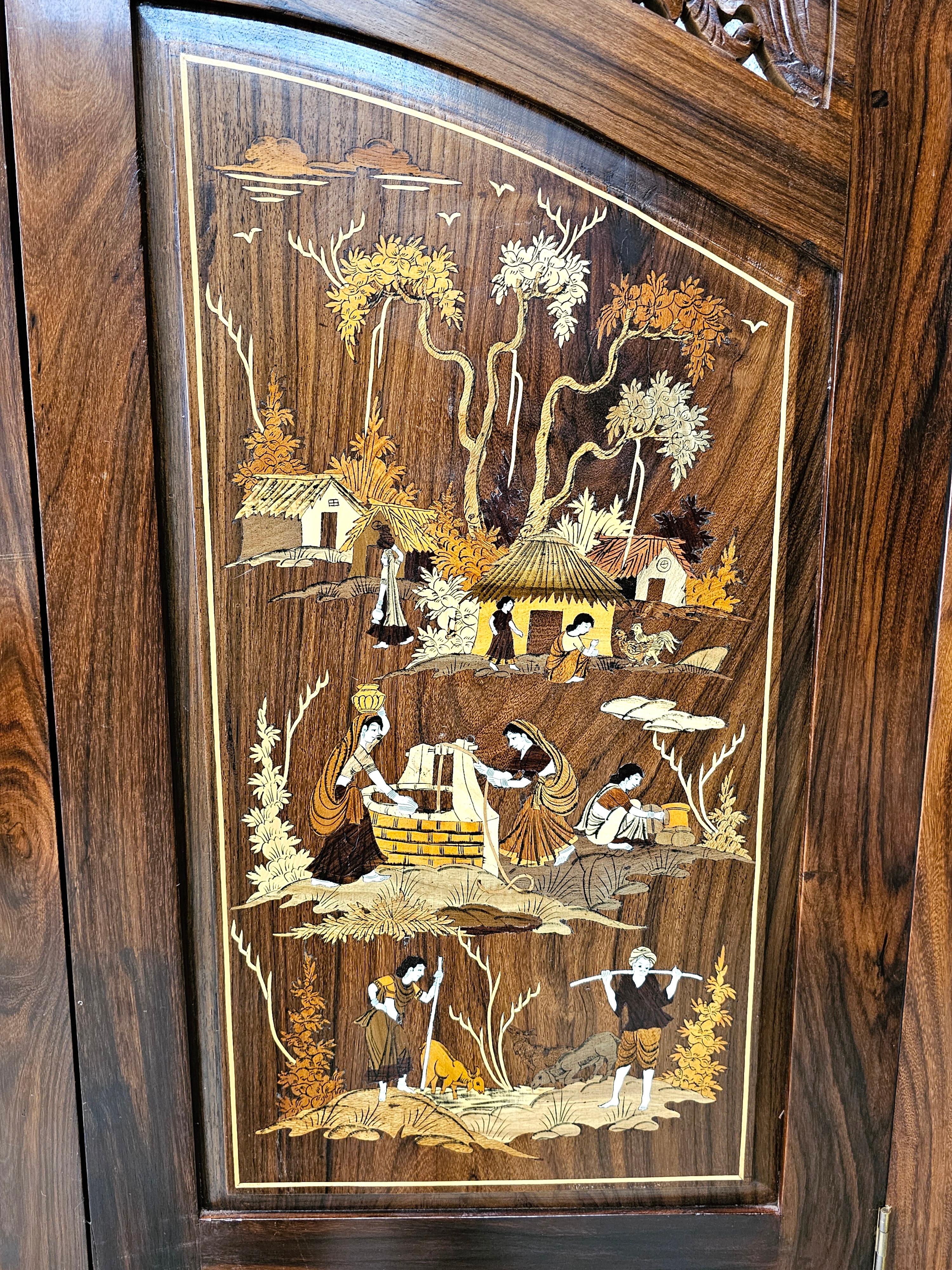20ième siècle Paravent palatial à quatre panneaux sculpté en marqueterie de bois multiples du 20e siècle en vente