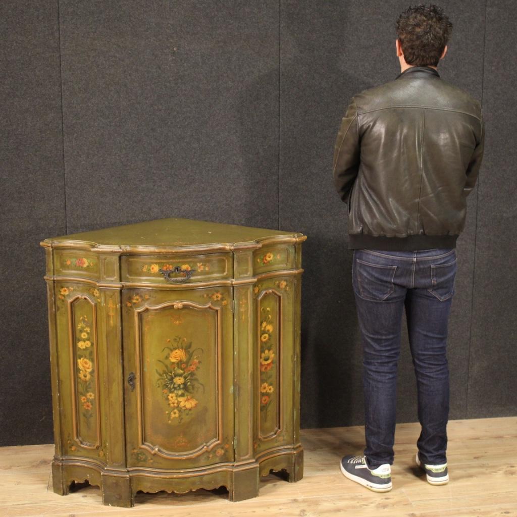 Large Venetian corner cupboard from the first half of the 20th century. Furniture in finely carved wood, lacquered and hand painted with very pleasant floral decorations. Corner cupboard equipped with a drawer and a door of good capacity and