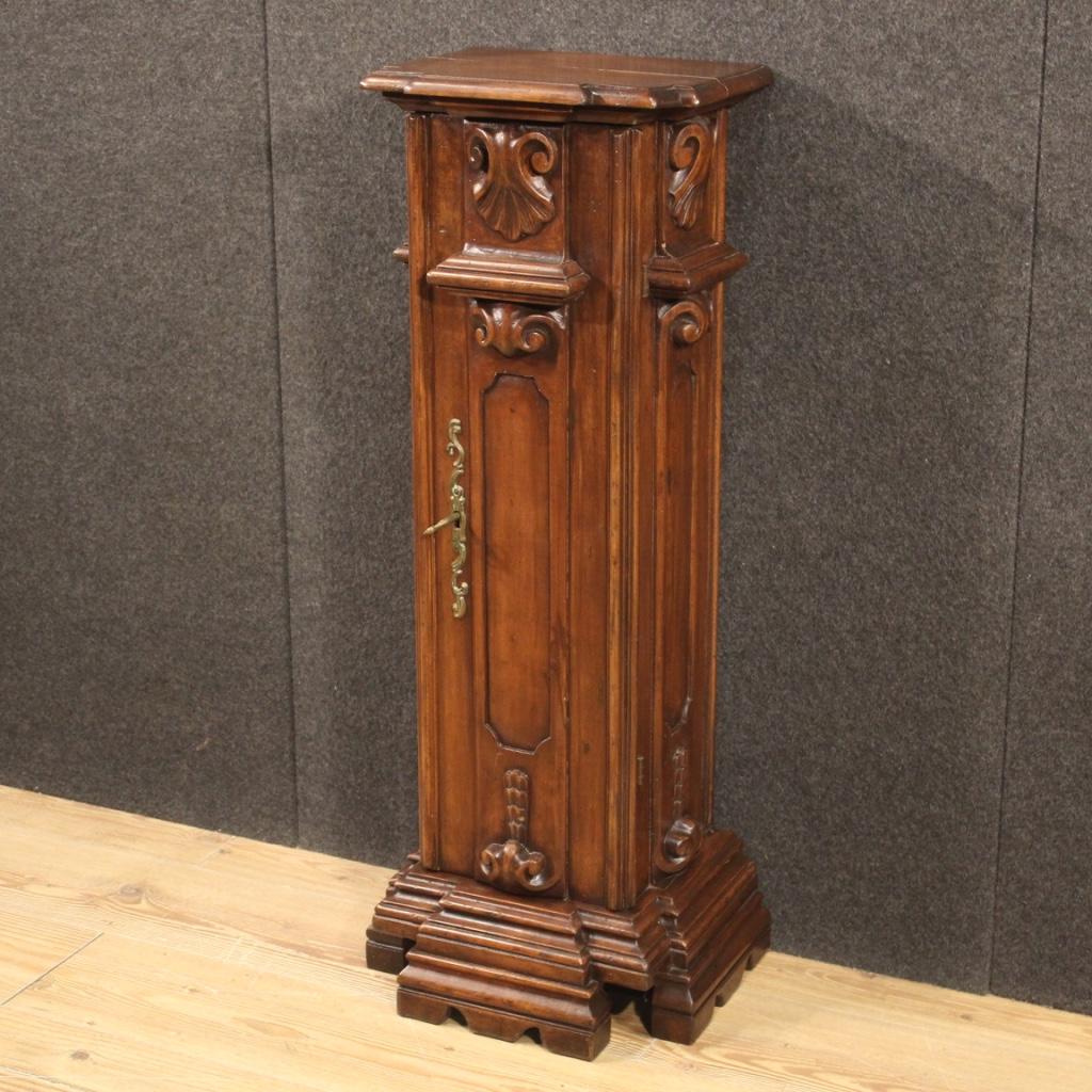 Italian column from 20th century. Furniture carved in beech wood and fruitwood (walnut color) in Renaissance style of beautiful lines and pleasant furnishings. One-door cabinet complete with key and an internal shelf of good capacity and service.