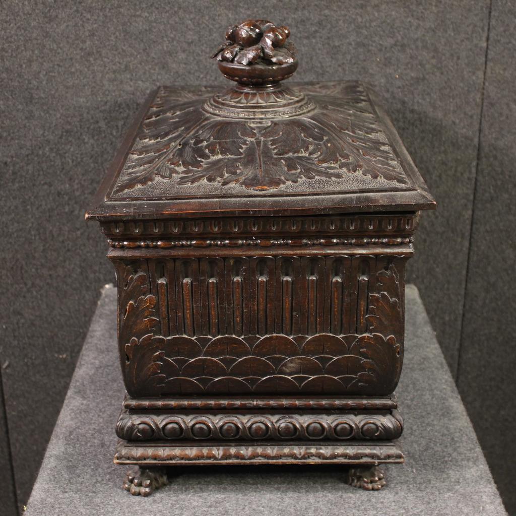 20th Century Carved Wood Italian Small Trunk, 1920 in vendita 5