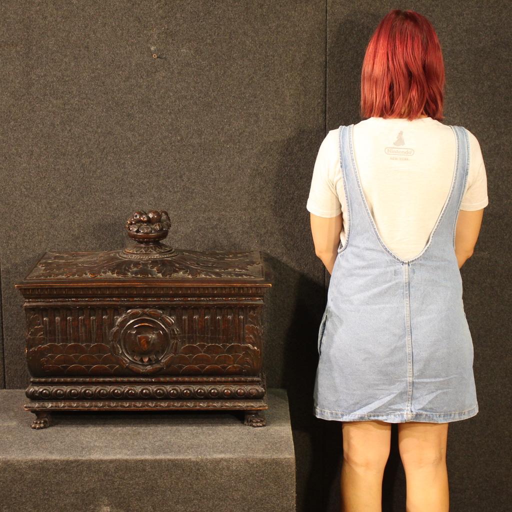 Small Italian trunk from the early 20th century. A finely carved wooden furniture finished for the center in Renaissance style. This trunk is hard to find due to its quality and fabulous proportions. It rests on four zoomorphic wooden feet, and