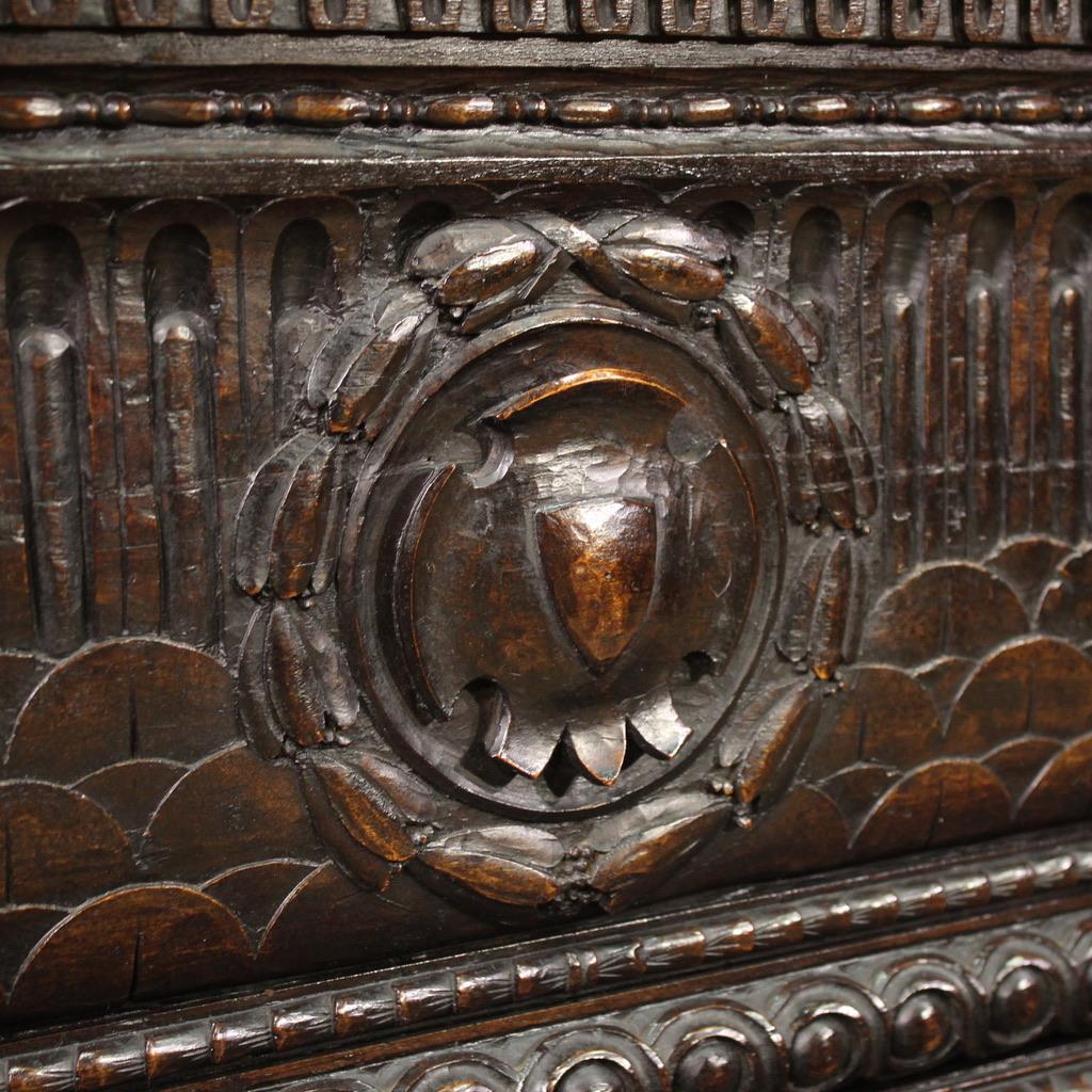 20th Century Carved Wood Italian Small Trunk, 1920 In condizioni buone in vendita a Vicoforte, Piedmont